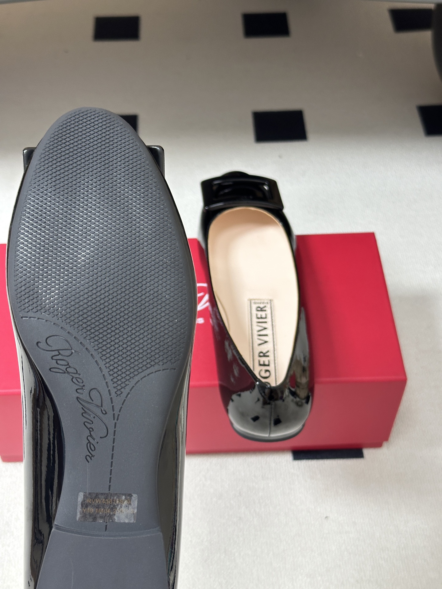 顶级品质2026早春新款 Roger vivier 罗杰维维亚 RV U Look漆皮芭蕾舞鞋圆头经典方