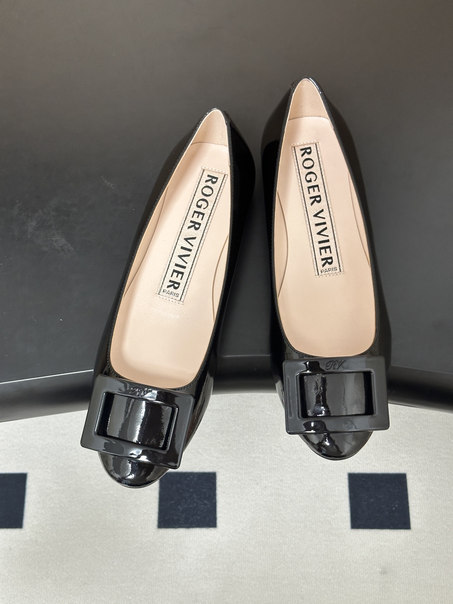 顶级品质2026早春新款 Roger vivier 罗杰维维亚 RV U Look漆皮芭蕾舞鞋圆头经典方