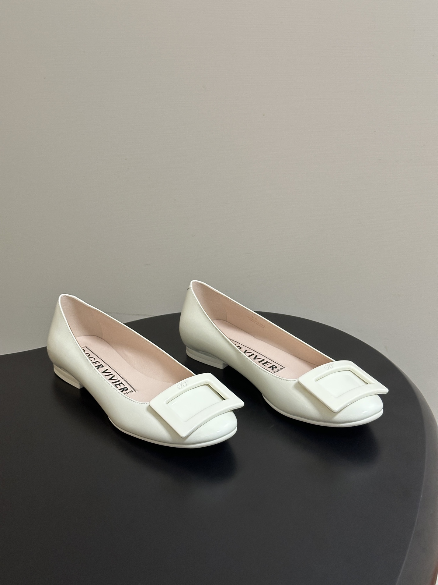 顶级品质2026早春新款 Roger vivier 罗杰维维亚 RV U Look漆皮芭蕾舞鞋圆头经典方