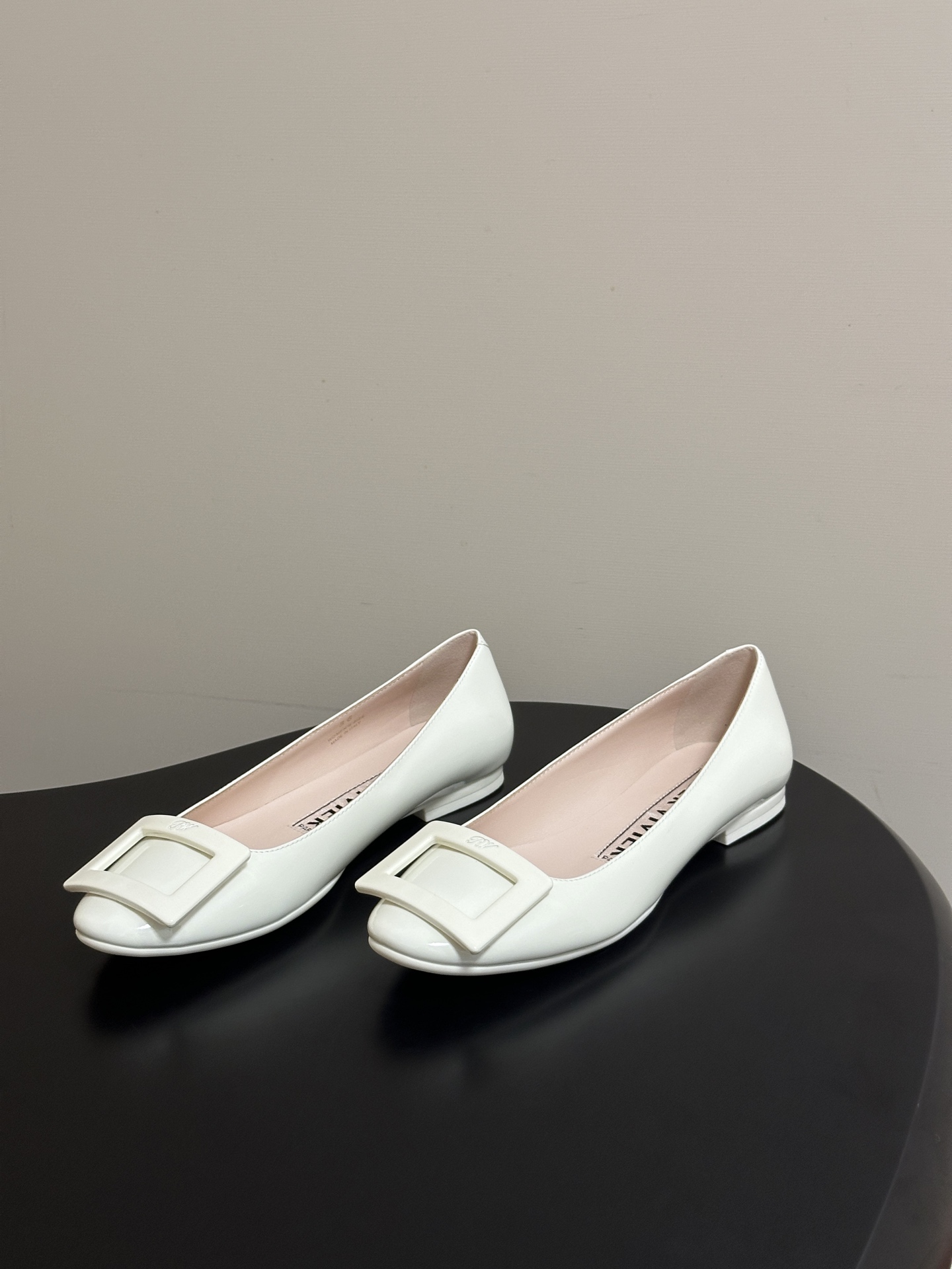 顶级品质2026早春新款 Roger vivier 罗杰维维亚 RV U Look漆皮芭蕾舞鞋圆头经典方 顶级品质2026早春新款 Roger vivier 罗杰维维亚 RV U Look漆皮芭蕾舞鞋圆头经典方