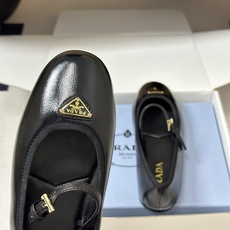 顶级品质(配高档飞机盒✈️)26Ss早春新款Prada普拉达 经典三角标皱漆皮芭蕾舞鞋一字搭扣玛丽珍鞋麂 顶级品质(配高档飞机盒✈️)26Ss早春新款Prada普拉达 经典三角标皱漆皮芭蕾舞鞋一字搭扣玛丽珍鞋麂