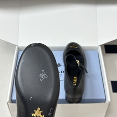 顶级品质(配高档飞机盒✈️)26Ss春夏新款Prada普拉达 经典三角标皱漆皮带跟单鞋一字带搭扣玛丽珍鞋 顶级品质(配高档飞机盒✈️)26Ss春夏新款Prada普拉达 经典三角标皱漆皮带跟单鞋一字带搭扣玛丽珍鞋