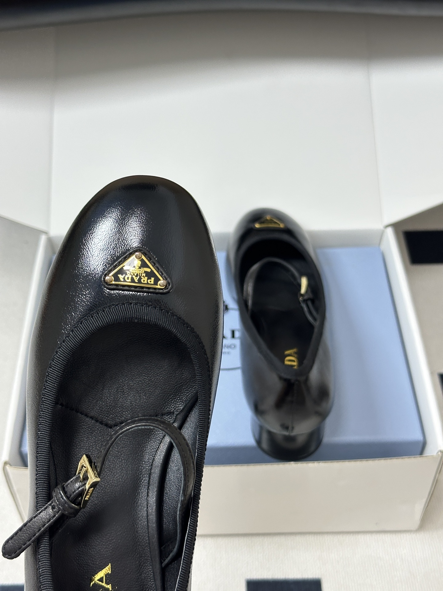 顶级品质(配高档飞机盒✈️)26Ss春夏新款Prada普拉达 经典三角标皱漆皮带跟单鞋一字带搭扣玛丽珍鞋 顶级品质(配高档飞机盒✈️)26Ss春夏新款Prada普拉达 经典三角标皱漆皮带跟单鞋一字带搭扣玛丽珍鞋