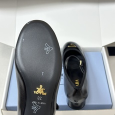 顶级品质(配高档飞机盒✈️)26Ss春夏新款Prada普拉达 经典三角标皱漆皮带跟单鞋一字带搭扣玛丽珍鞋 顶级品质(配高档飞机盒✈️)26Ss春夏新款Prada普拉达 经典三角标皱漆皮带跟单鞋一字带搭扣玛丽珍鞋