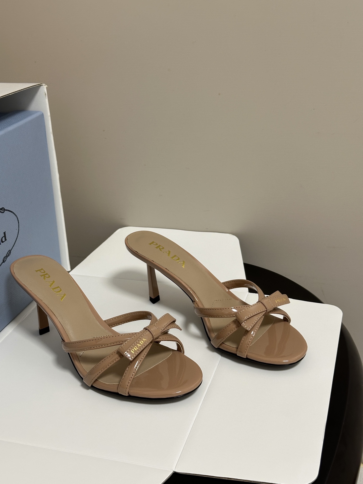 NO:876966,Top quality (with high-end airplane case) 2026 spring and summer new Prada French bow open-toe fish mouth stiletto sandals kitten heel slippers Beautiful open-toe heels The minimalist beauty that has not been seen in the fashion industry for a long time Classic fashion color matching Effortless elegance is coming Fashionable Exquisite Beautiful Baotou pointed toe Wear fashionable temperament simple new daily slippers to create a sense of luxury This slipper is super good on the feet and can lengthen your legs.  This bow-tie high-heeled shoe presents a feminine silhouette, and the elegant contemporary details are full of vitality. The fish-mouth slingback design is matched with a geometric heel and a leather triangle logo. The thin padding creates a three-dimensional effect and highlights a modern atmosphere. The upper is cow patent leather, the lining is sheepskin, the heel height is 7.5cm, the sole is Italian genuine leather, the size is 35-39 (40.41 custom-made, non-returnable), high-heeled shoes and slippers, prada, prada, high  heels,slippers,sheepskin,leather soles19860909顶级品质（配高档飞机盒） 2026春夏新款Prada普拉达 法式蝴蝶结露趾鱼嘴细高跟凉拖鞋小猫跟拖鞋 绝美露趾跟鞋 时尚界久违的极简之美 经典时尚配色 毫不费力的优雅风来袭 时髦 精致 绝美 包头尖头 外穿时尚气质简约新款日常拖鞋美出高级感拖鞋这款上脚超好而且可以拉长腿型. 这款蝴蝶结高跟鞋呈现柔美廓形,优雅的当代风格细节尽显活力.鱼嘴露跟设计,搭配几何形鞋跟和皮革三角形徽标,轻薄填充塑造三维效果,彰显摩登气息. 鞋面牛漆皮 内里垫脚羊皮 跟高7.5cm 鞋底意大利真皮大底 码数35-39（40.41定做不退换）,高跟鞋拖鞋,prada,prada,high heels,slippers,sheepskin,Leather soles,Women's Shoes