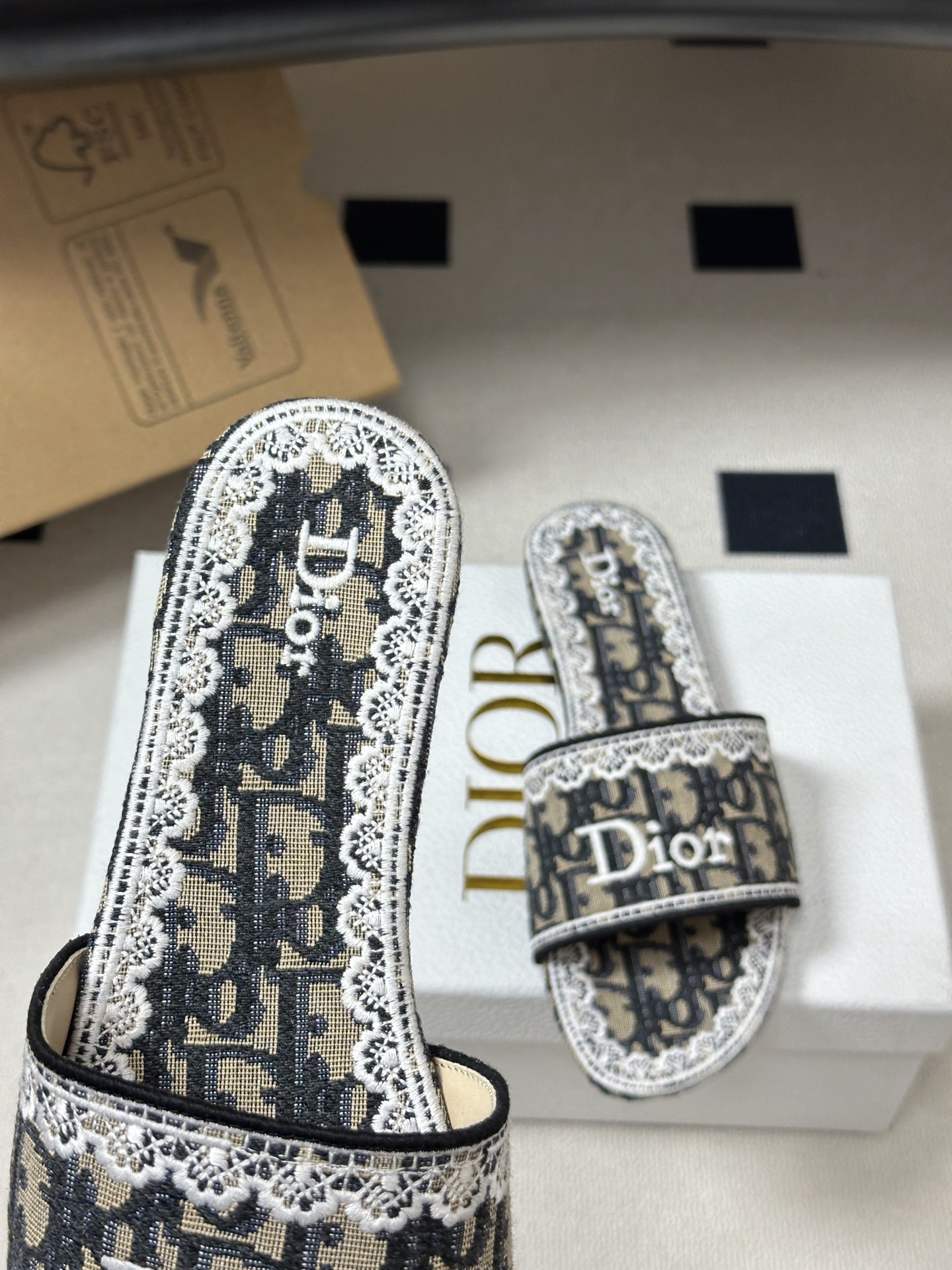 26ss春夏新款Dior 迪奥Dway CD字母蕾丝刺绣平底凉拖鞋 棉质刺绣面料 经典字母立体刺绣拖鞋D