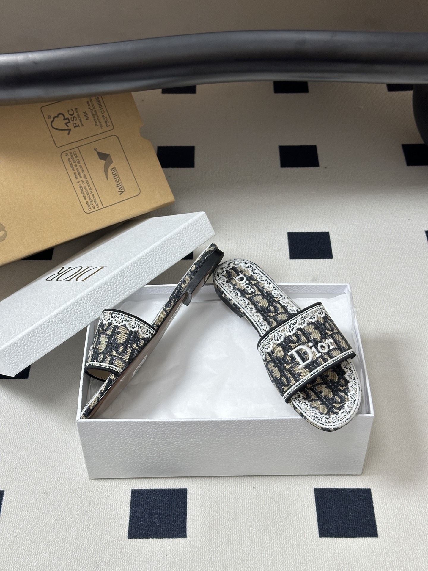 26ss春夏新款Dior 迪奥Dway CD字母蕾丝刺绣平底凉拖鞋 棉质刺绣面料 经典字母立体刺绣拖鞋D