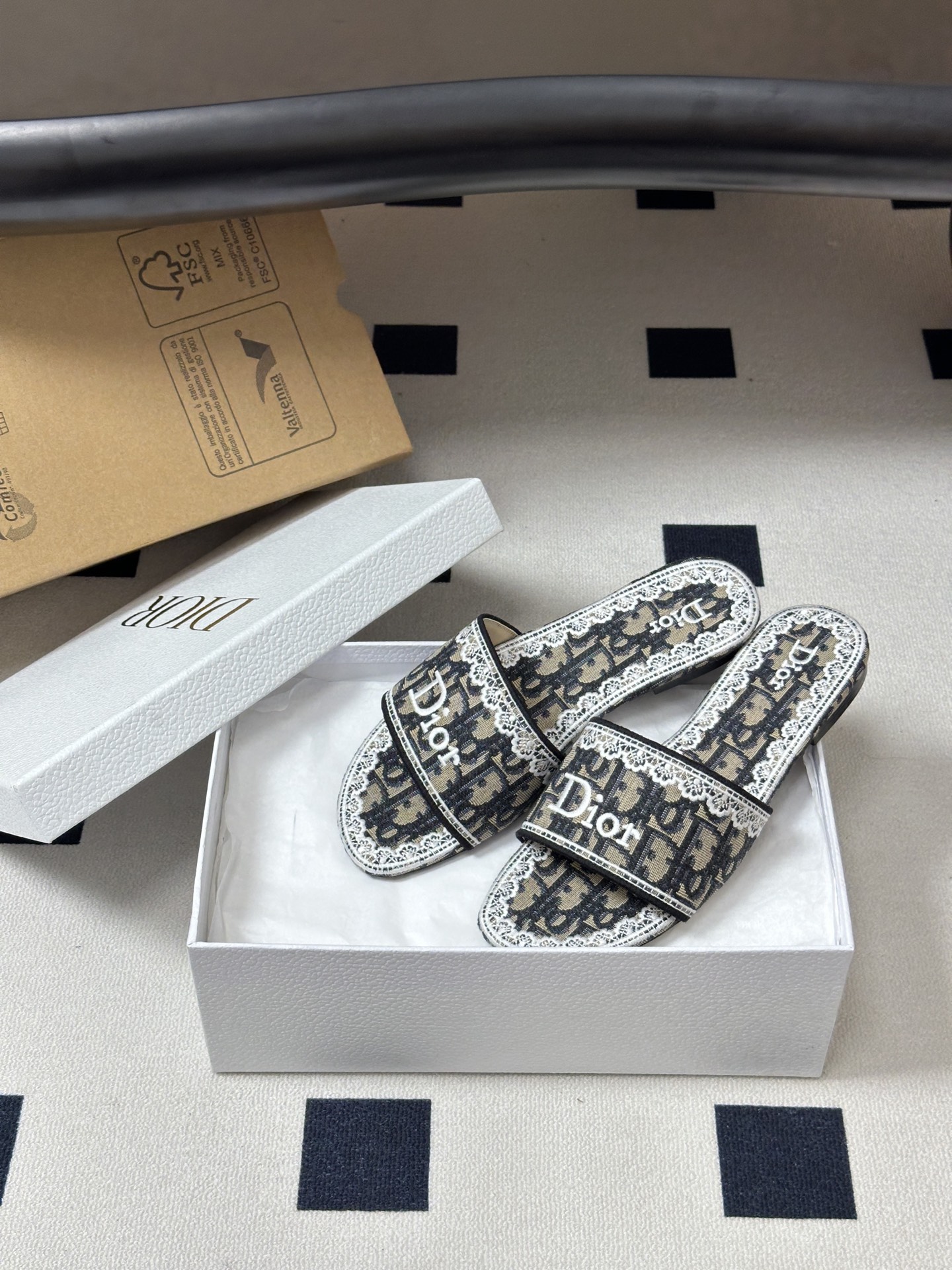 26ss春夏新款Dior 迪奥Dway CD字母蕾丝刺绣平底凉拖鞋 棉质刺绣面料 经典字母立体刺绣拖鞋D