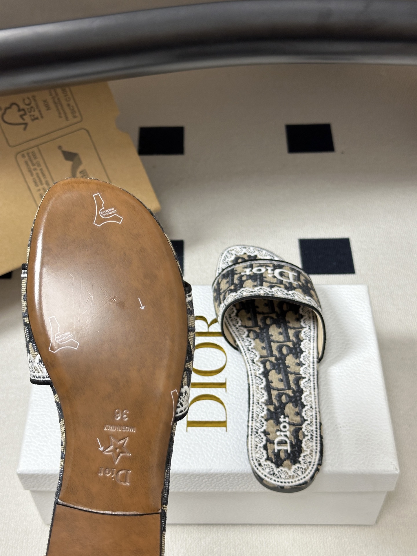 26ss春夏新款Dior 迪奥Dway CD字母蕾丝刺绣平底凉拖鞋 棉质刺绣面料 经典字母立体刺绣拖鞋D