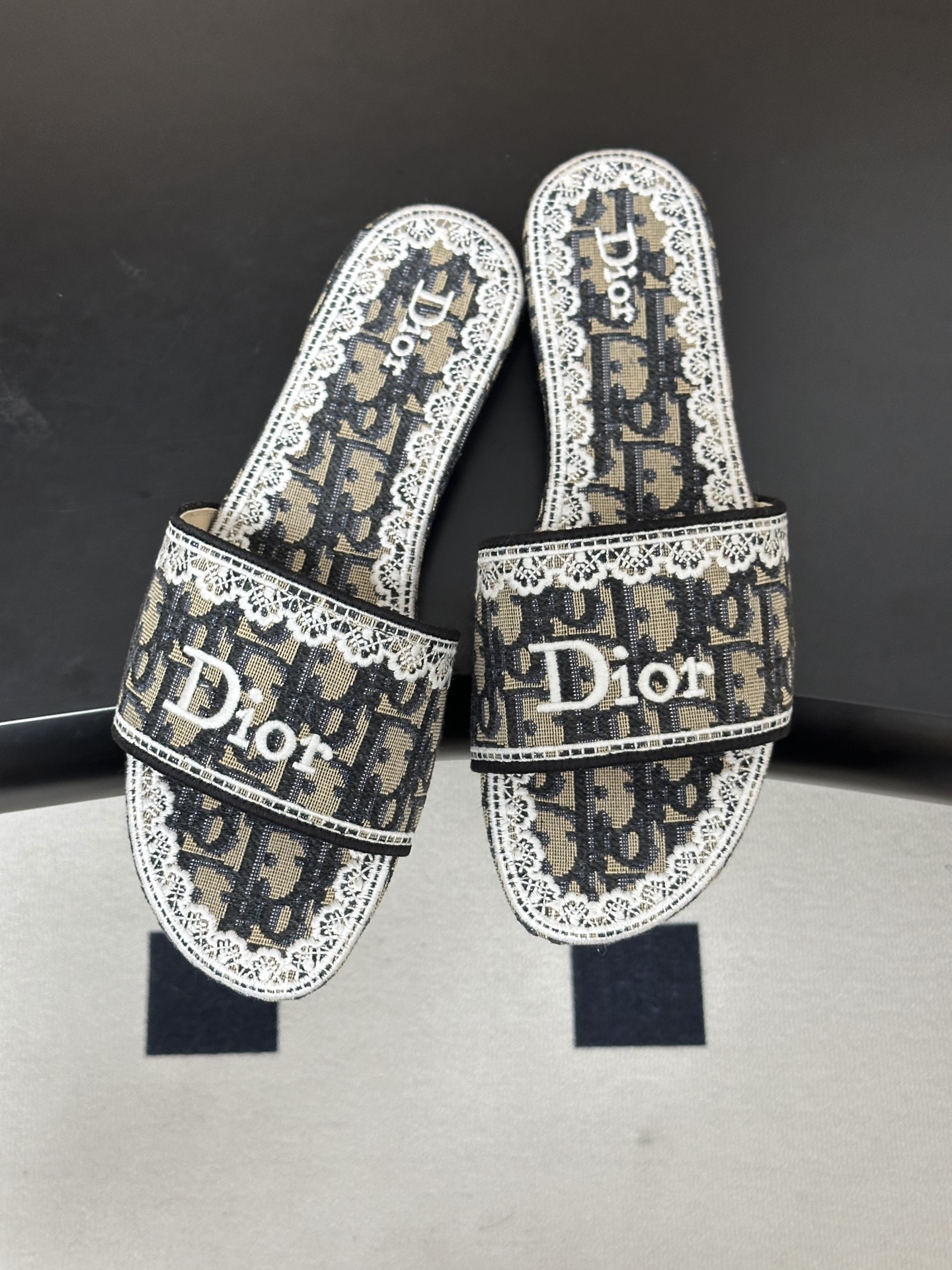 26ss春夏新款Dior 迪奥Dway CD字母蕾丝刺绣平底凉拖鞋 棉质刺绣面料 经典字母立体刺绣拖鞋D