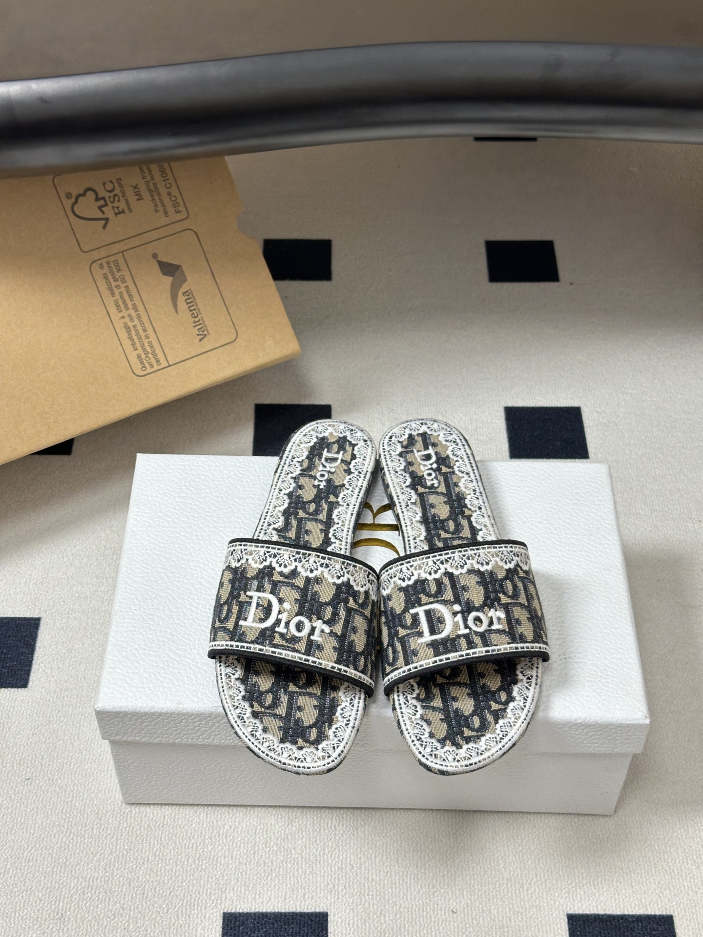 26ss春夏新款Dior 迪奥Dway CD字母蕾丝刺绣平底凉拖鞋 棉质刺绣面料 经典字母立体刺绣拖鞋D
