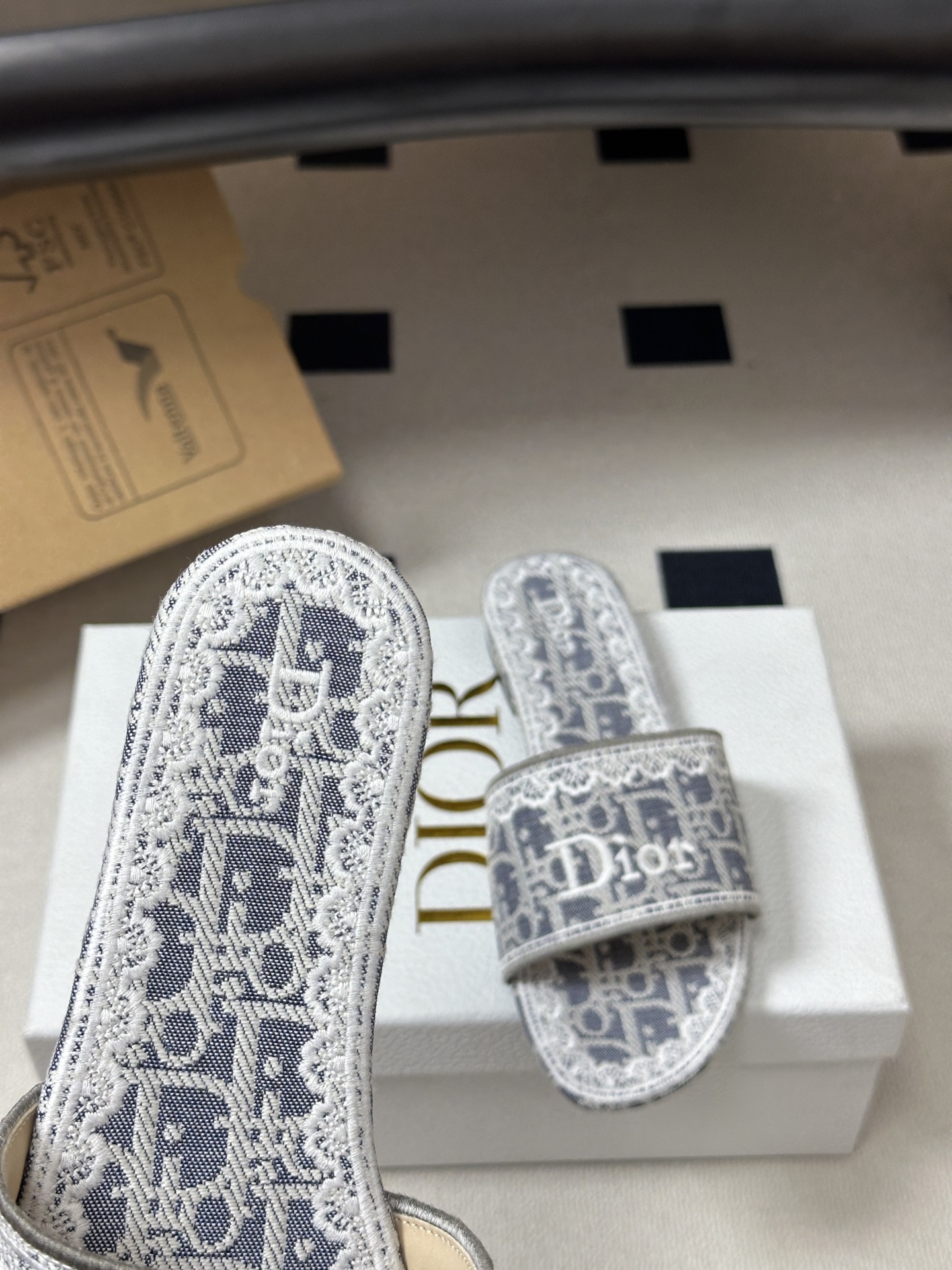 26ss春夏新款Dior 迪奥Dway CD字母蕾丝刺绣平底凉拖鞋 棉质刺绣面料 经典字母立体刺绣拖鞋D