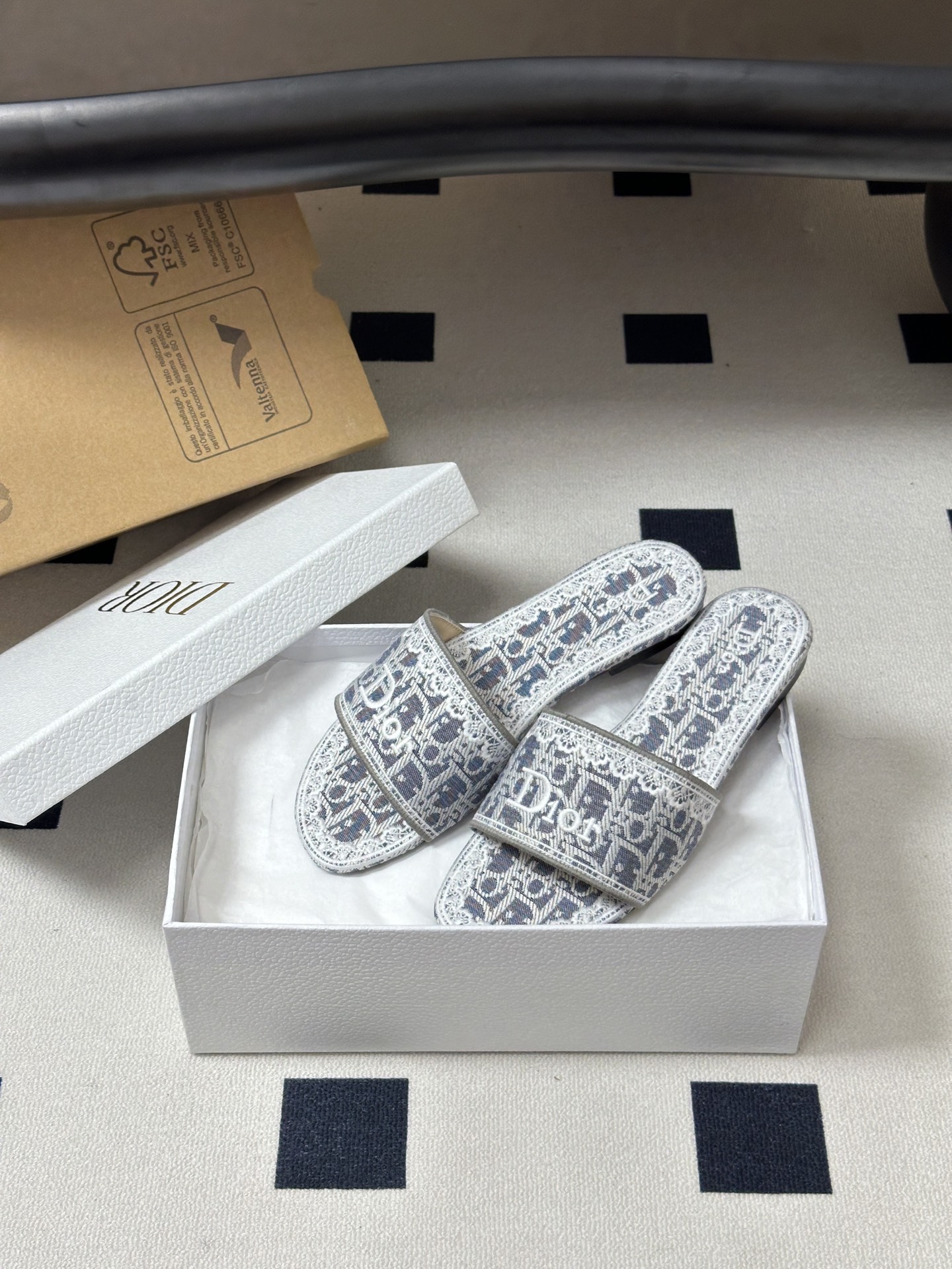 26ss春夏新款Dior 迪奥Dway CD字母蕾丝刺绣平底凉拖鞋 棉质刺绣面料 经典字母立体刺绣拖鞋D