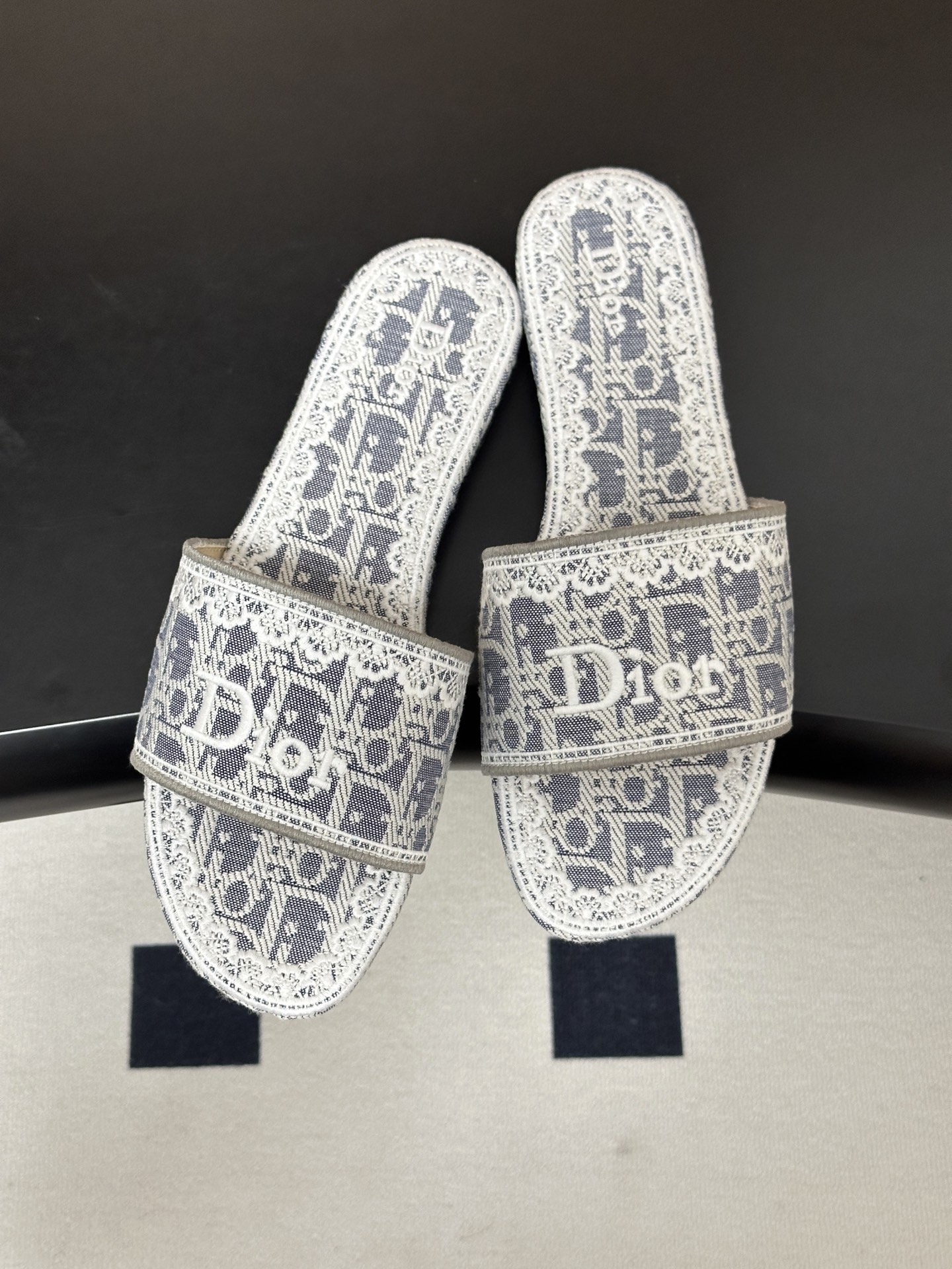 26ss春夏新款Dior 迪奥Dway CD字母蕾丝刺绣平底凉拖鞋 棉质刺绣面料 经典字母立体刺绣拖鞋D