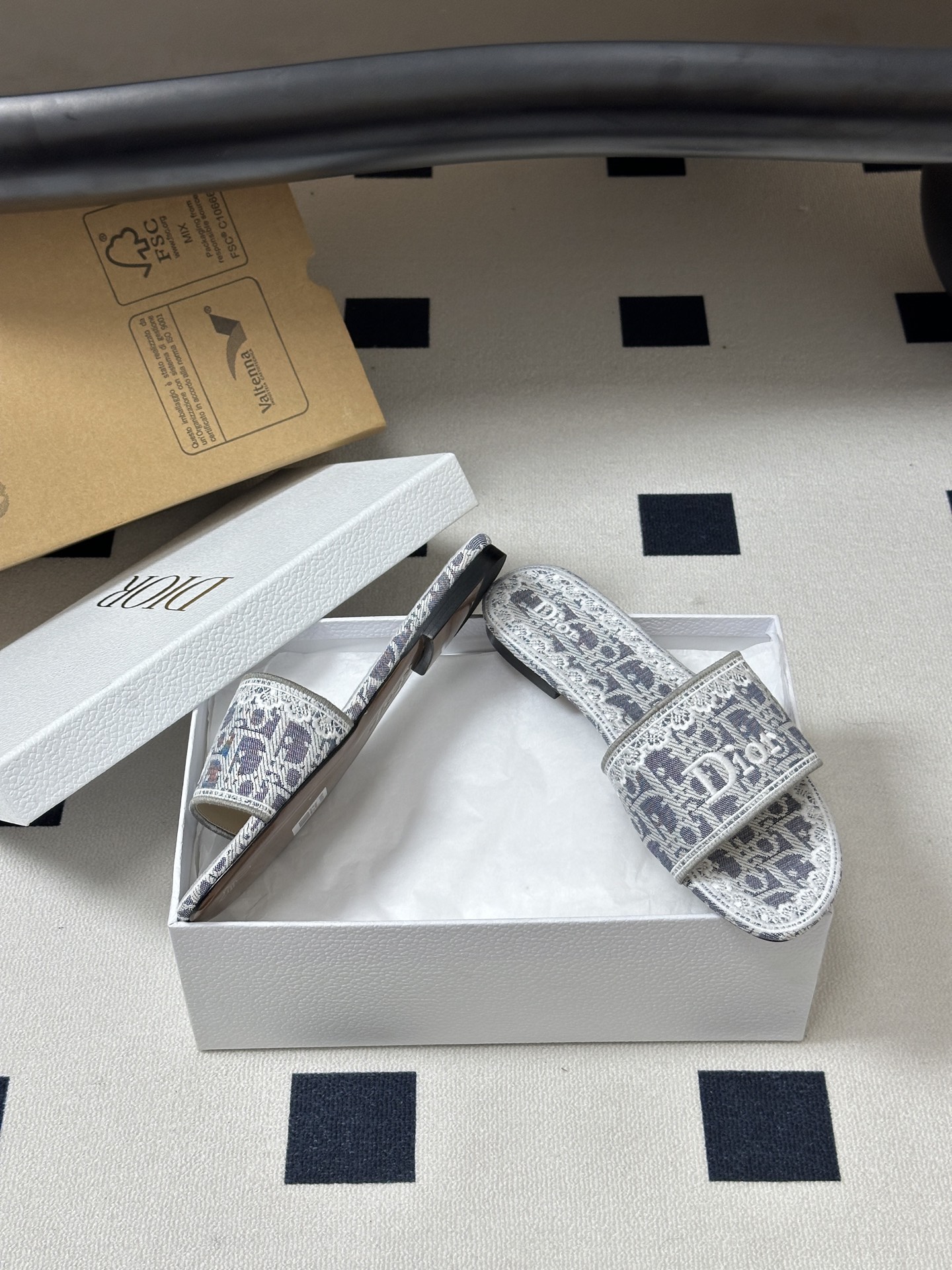 26ss春夏新款Dior 迪奥Dway CD字母蕾丝刺绣平底凉拖鞋 棉质刺绣面料 经典字母立体刺绣拖鞋D