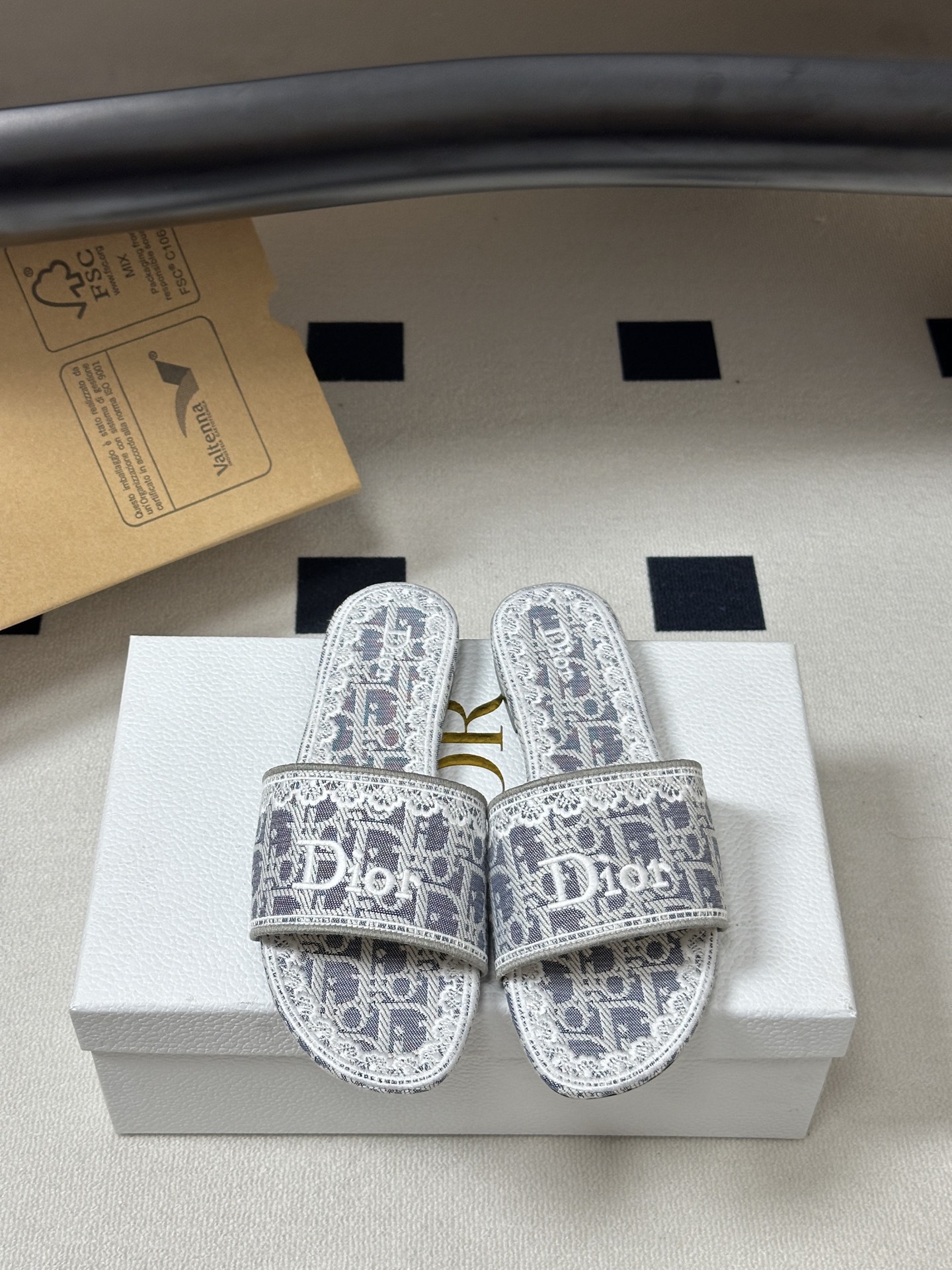 26ss春夏新款Dior 迪奥Dway CD字母蕾丝刺绣平底凉拖鞋 棉质刺绣面料 经典字母立体刺绣拖鞋D