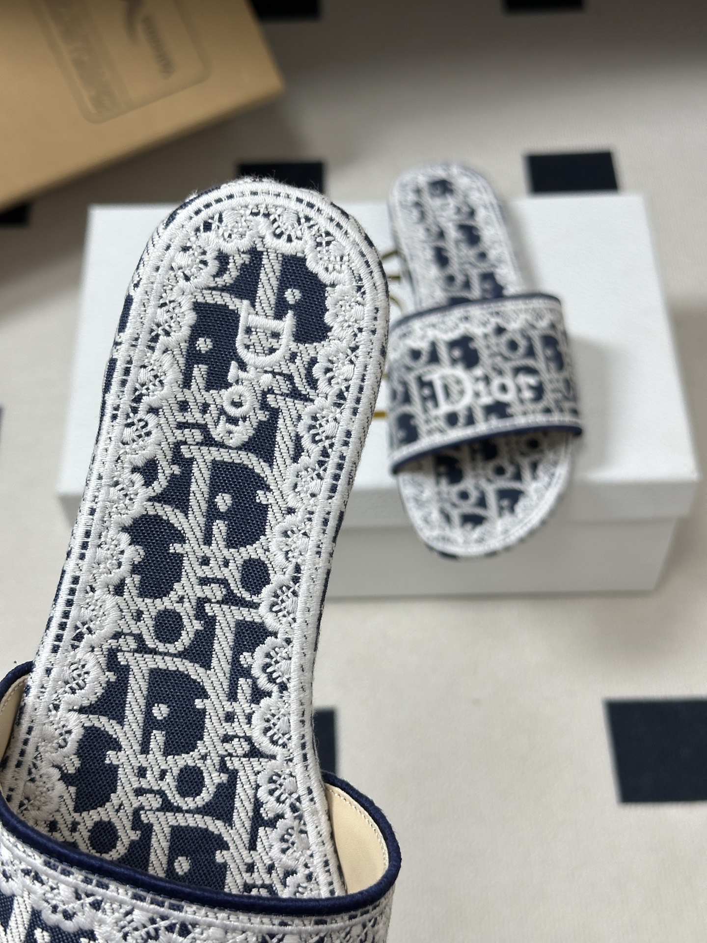 26ss春夏新款Dior 迪奥Dway CD字母蕾丝刺绣平底凉拖鞋 棉质刺绣面料 经典字母立体刺绣拖鞋D