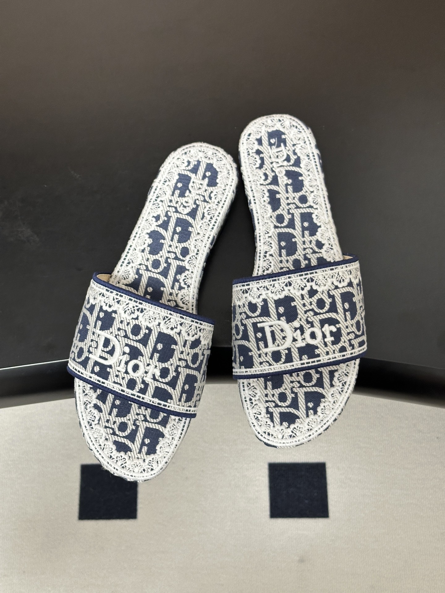 26ss春夏新款Dior 迪奥Dway CD字母蕾丝刺绣平底凉拖鞋 棉质刺绣面料 经典字母立体刺绣拖鞋D