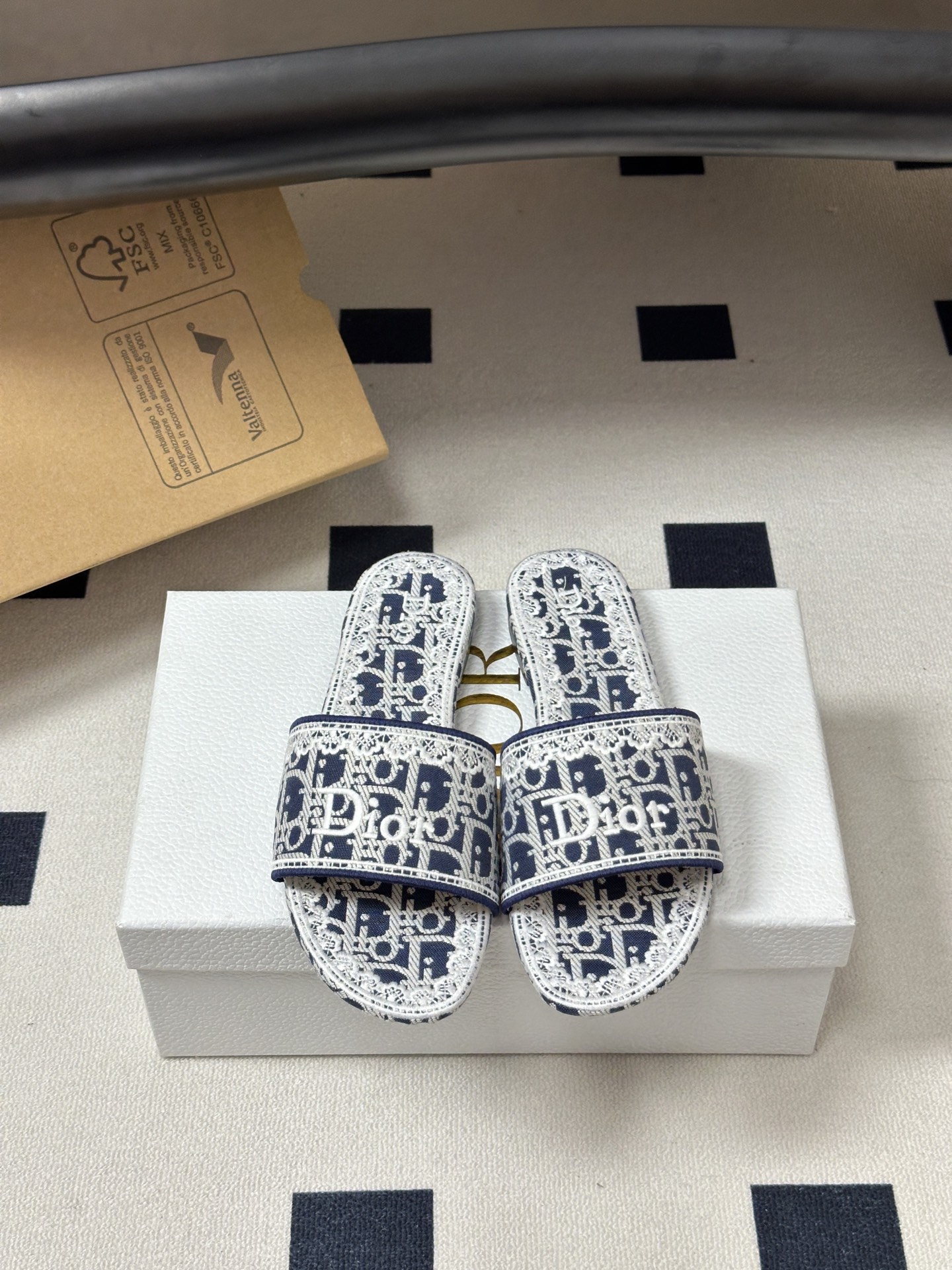 26ss春夏新款Dior 迪奥Dway CD字母蕾丝刺绣平底凉拖鞋 棉质刺绣面料 经典字母立体刺绣拖鞋D