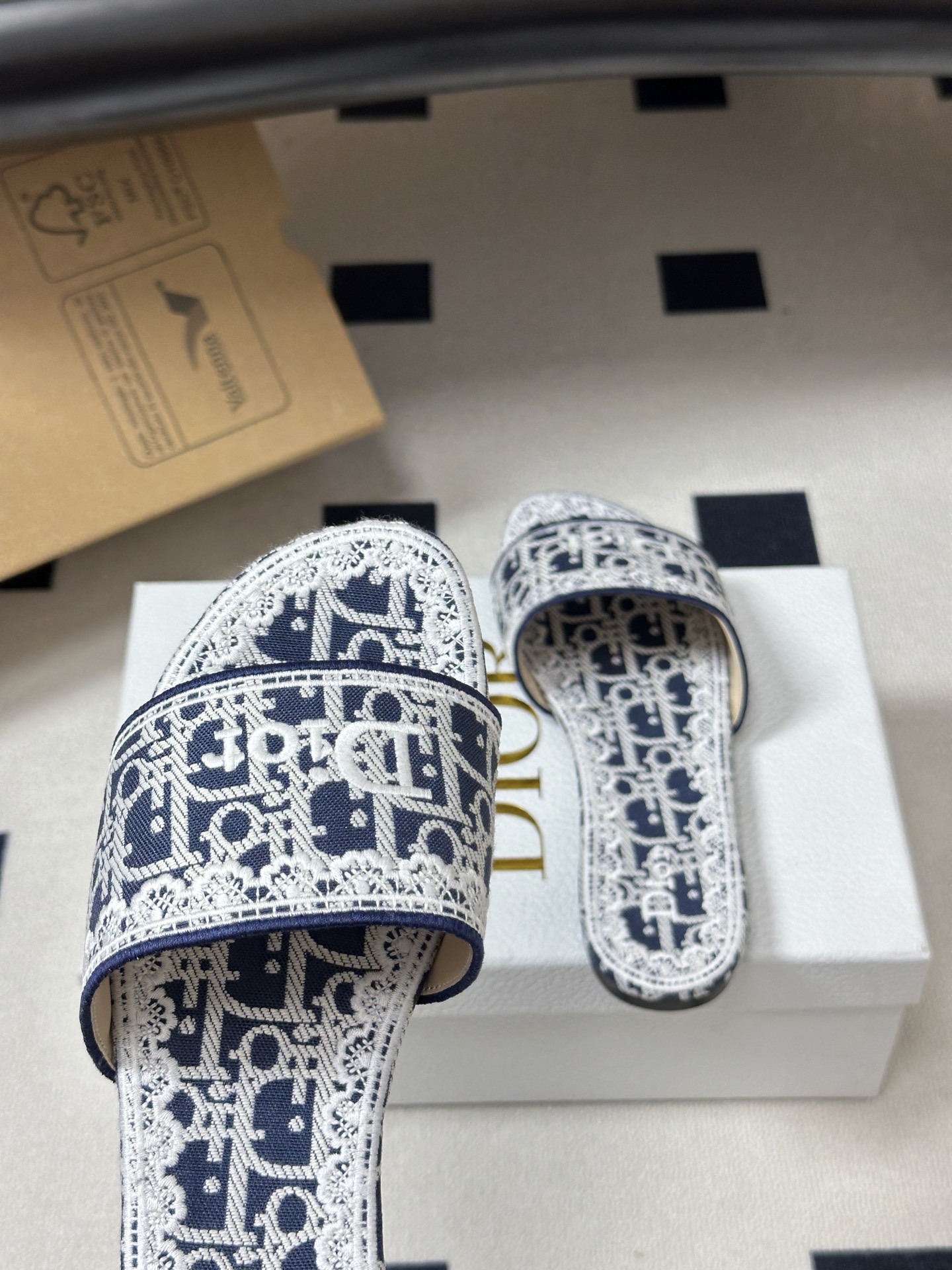 26ss春夏新款Dior 迪奥Dway CD字母蕾丝刺绣平底凉拖鞋 棉质刺绣面料 经典字母立体刺绣拖鞋D