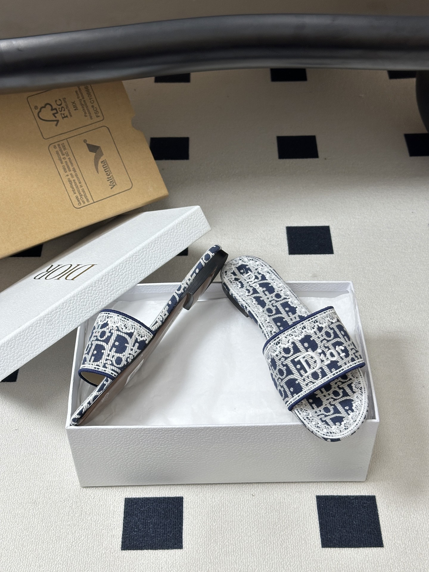 26ss春夏新款Dior 迪奥Dway CD字母蕾丝刺绣平底凉拖鞋 棉质刺绣面料 经典字母立体刺绣拖鞋D