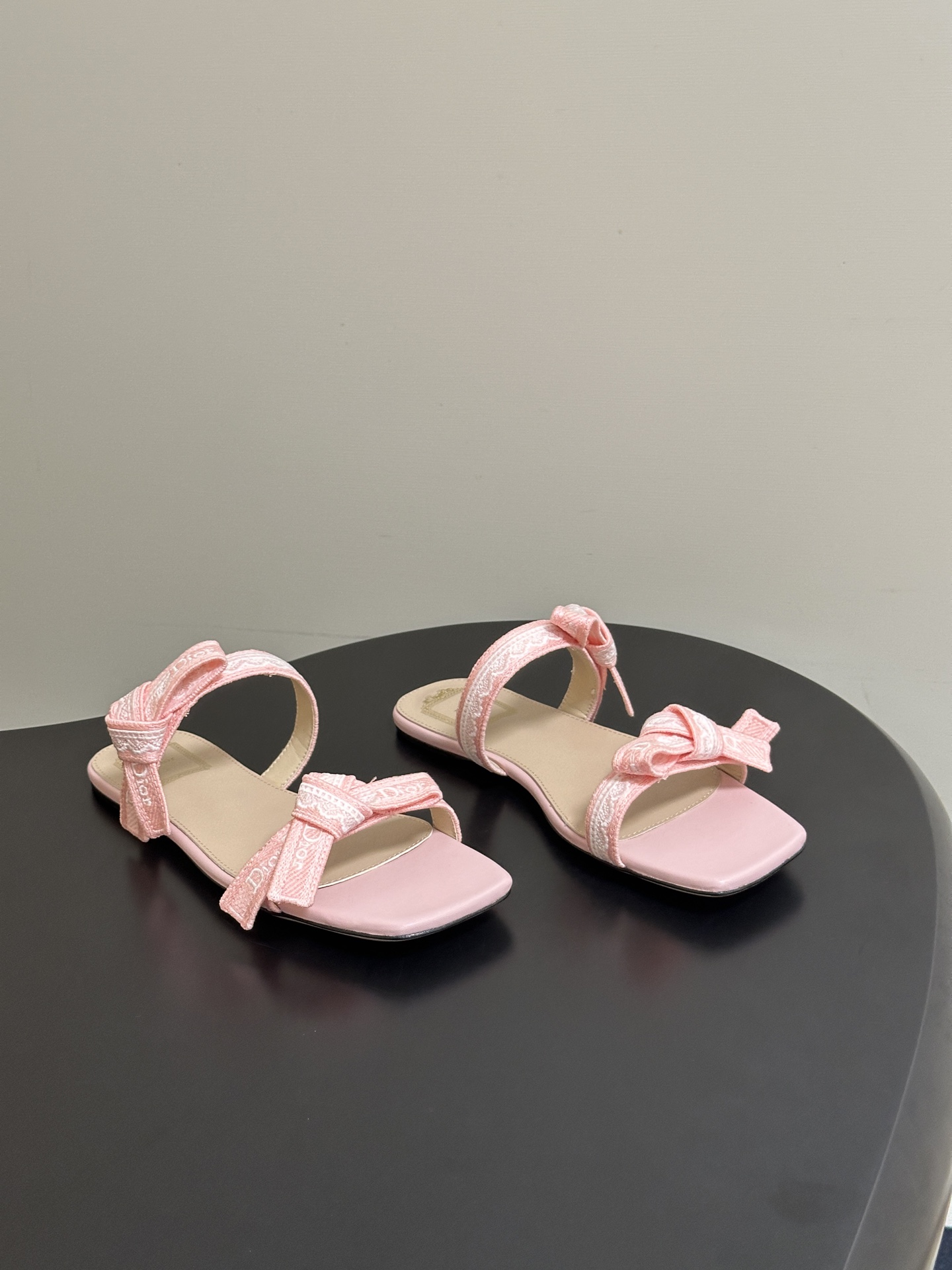 26ss春夏新款Dior 迪奥 J'Adior 饰带平底凉鞋 经典 CD字母刺绣织带蝴蝶结提花蕾丝花边两
