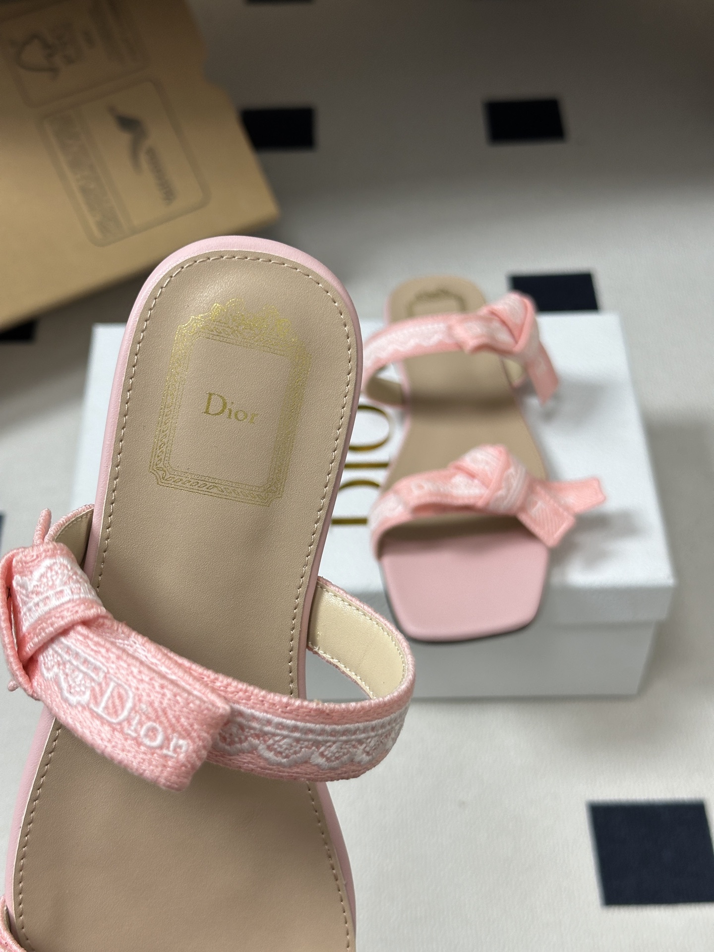 26ss春夏新款Dior 迪奥 J'Adior 饰带平底凉鞋 经典 CD字母刺绣织带蝴蝶结提花蕾丝花边两