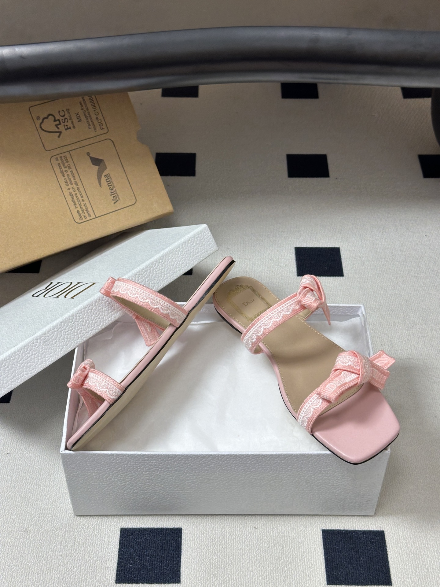 26ss春夏新款Dior 迪奥 J'Adior 饰带平底凉鞋 经典 CD字母刺绣织带蝴蝶结提花蕾丝花边两