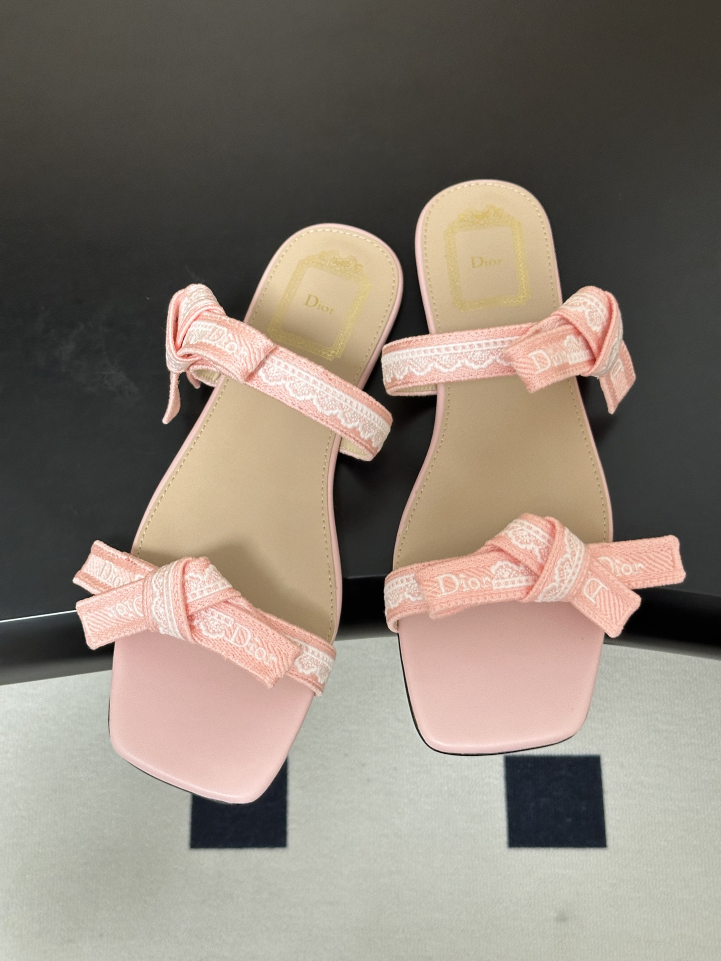 26ss春夏新款Dior 迪奥 J'Adior 饰带平底凉鞋 经典 CD字母刺绣织带蝴蝶结提花蕾丝花边两