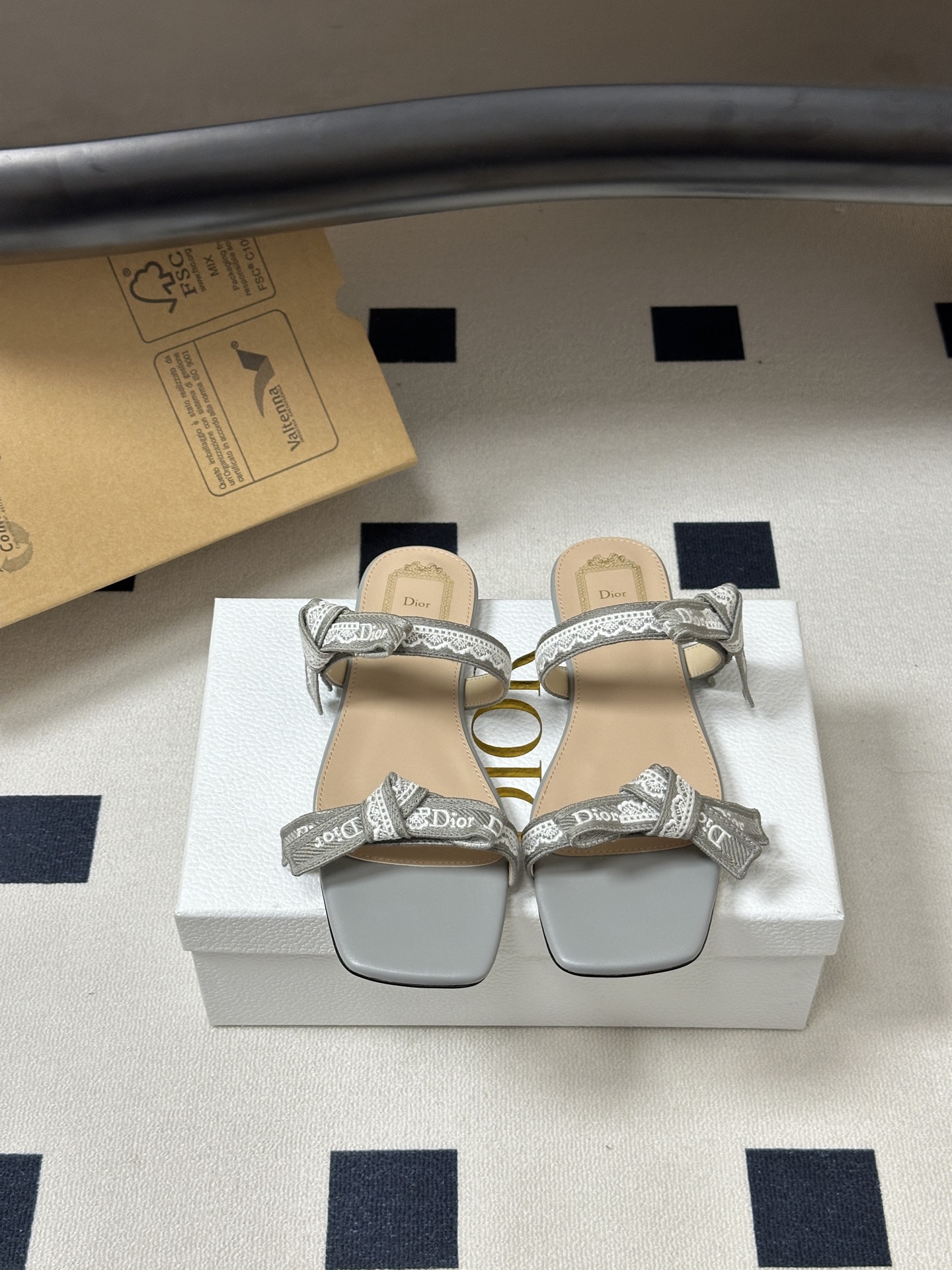 26ss春夏新款Dior 迪奥 J'Adior 饰带平底凉鞋 经典 CD字母刺绣织带蝴蝶结提花蕾丝花边两