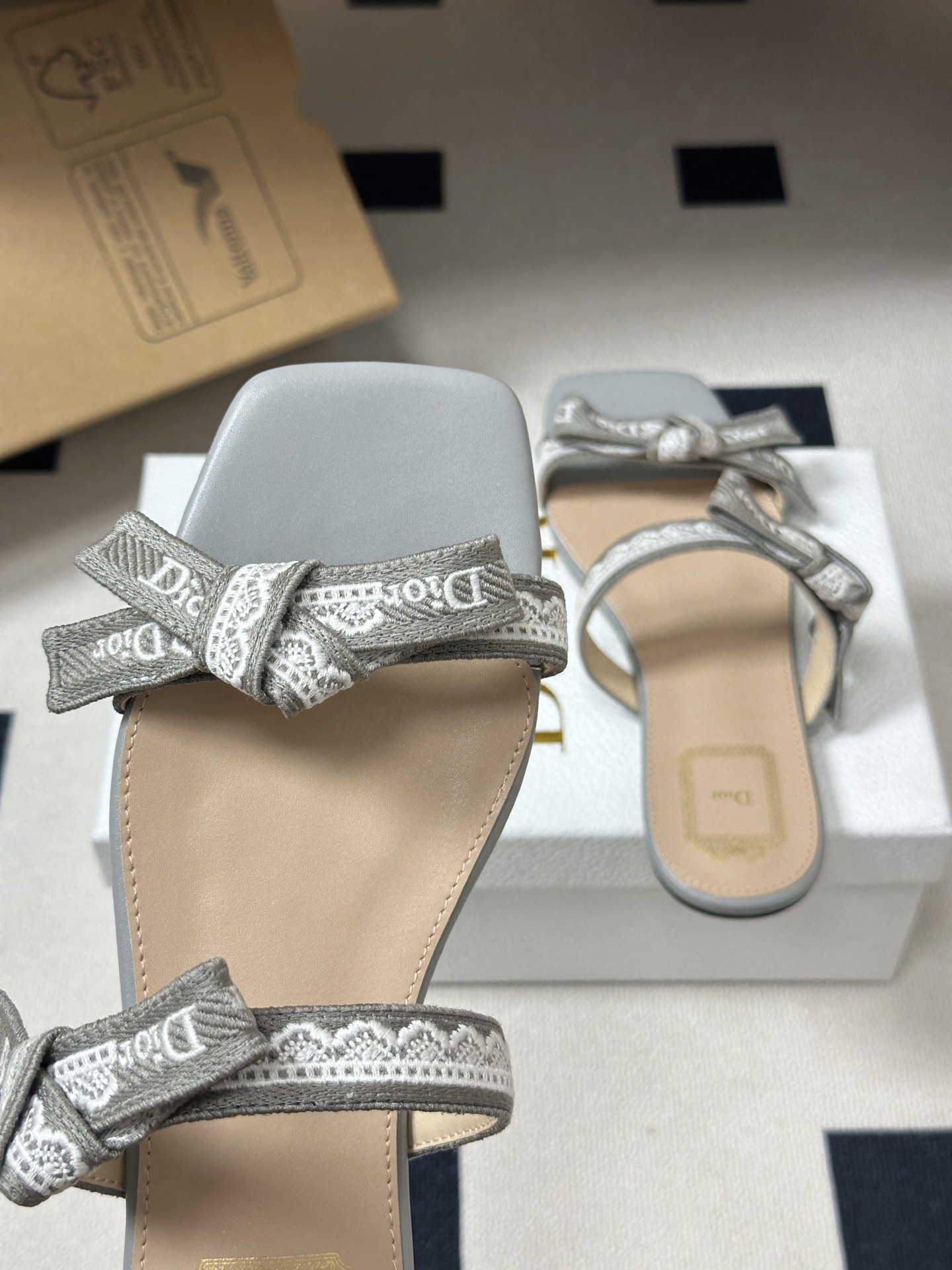 26ss春夏新款Dior 迪奥 J'Adior 饰带平底凉鞋 经典 CD字母刺绣织带蝴蝶结提花蕾丝花边两