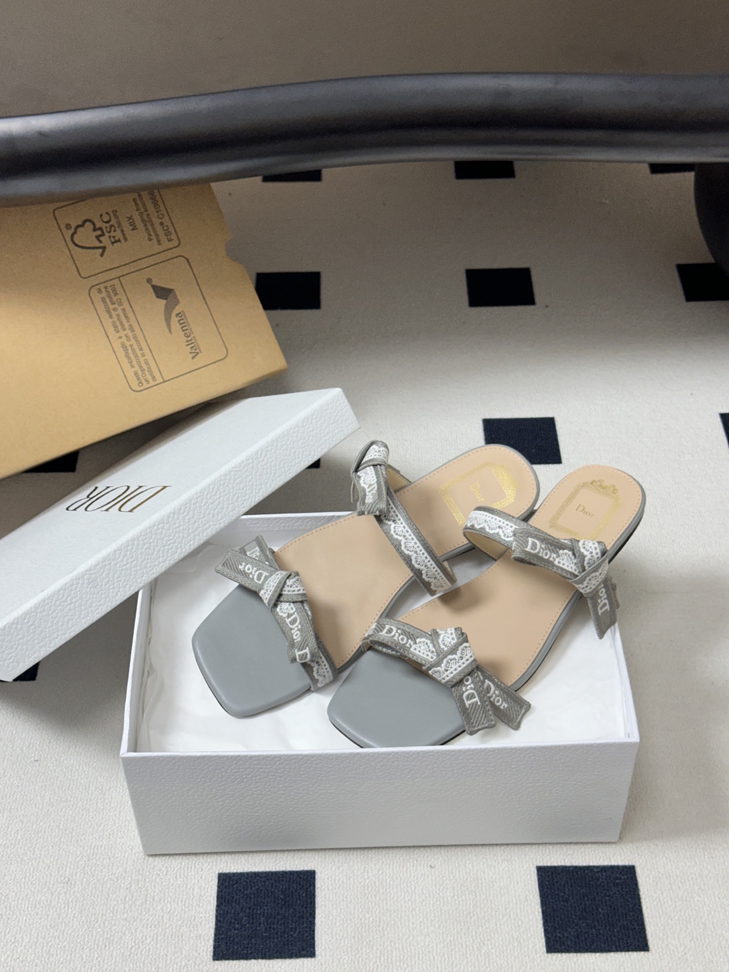 26ss春夏新款Dior 迪奥 J'Adior 饰带平底凉鞋 经典 CD字母刺绣织带蝴蝶结提花蕾丝花边两