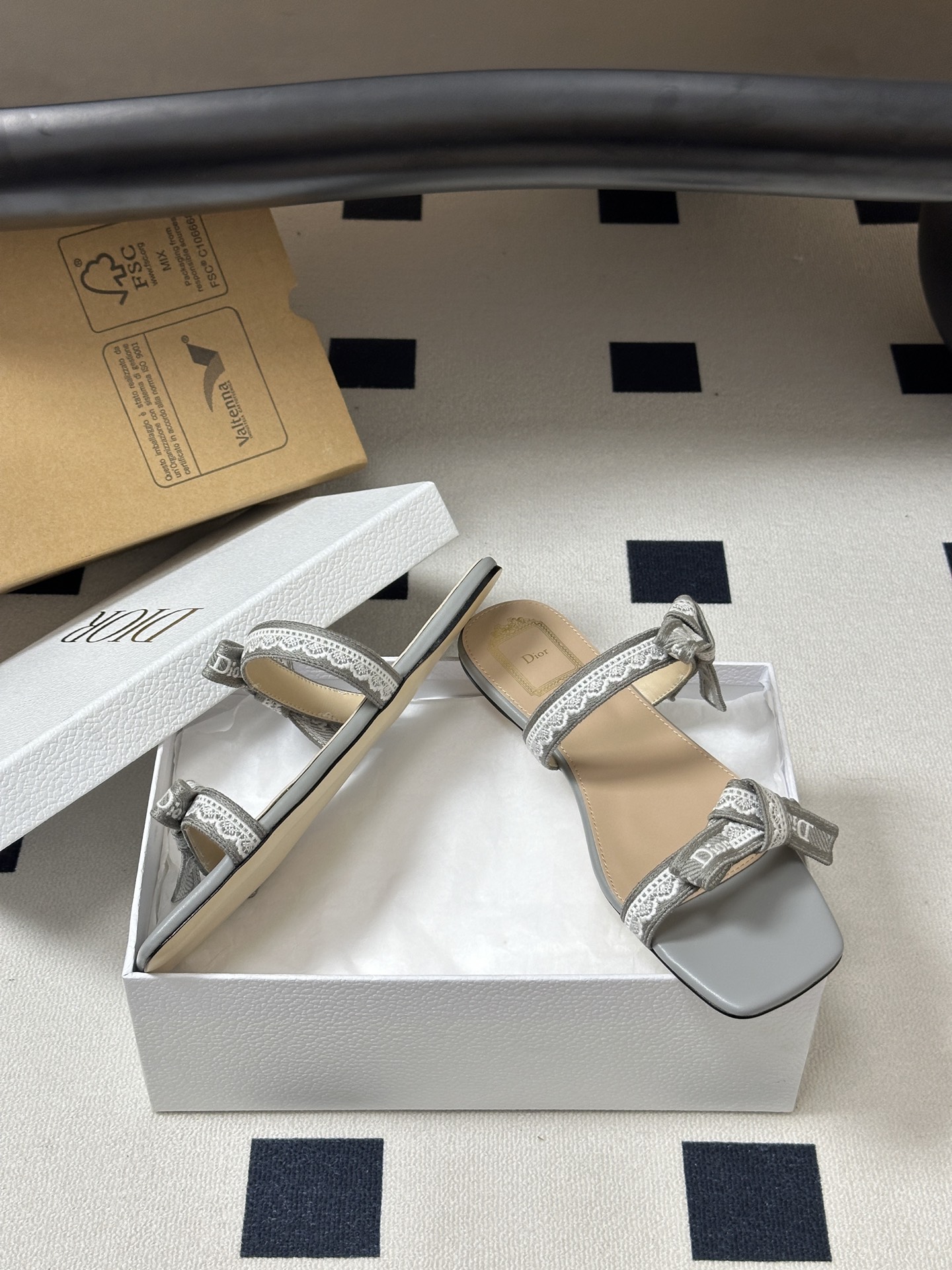 26ss春夏新款Dior 迪奥 J'Adior 饰带平底凉鞋 经典 CD字母刺绣织带蝴蝶结提花蕾丝花边两