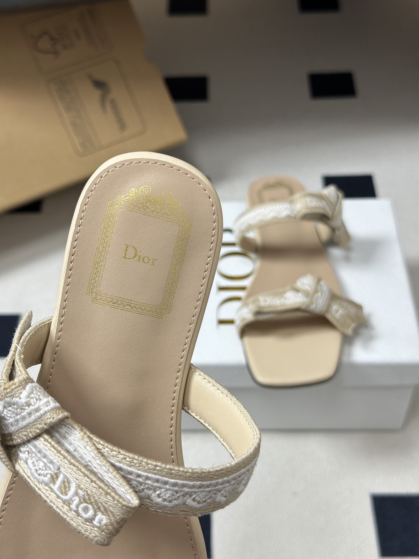 26ss春夏新款Dior 迪奥 J'Adior 饰带平底凉鞋 经典 CD字母刺绣织带蝴蝶结提花蕾丝花边两