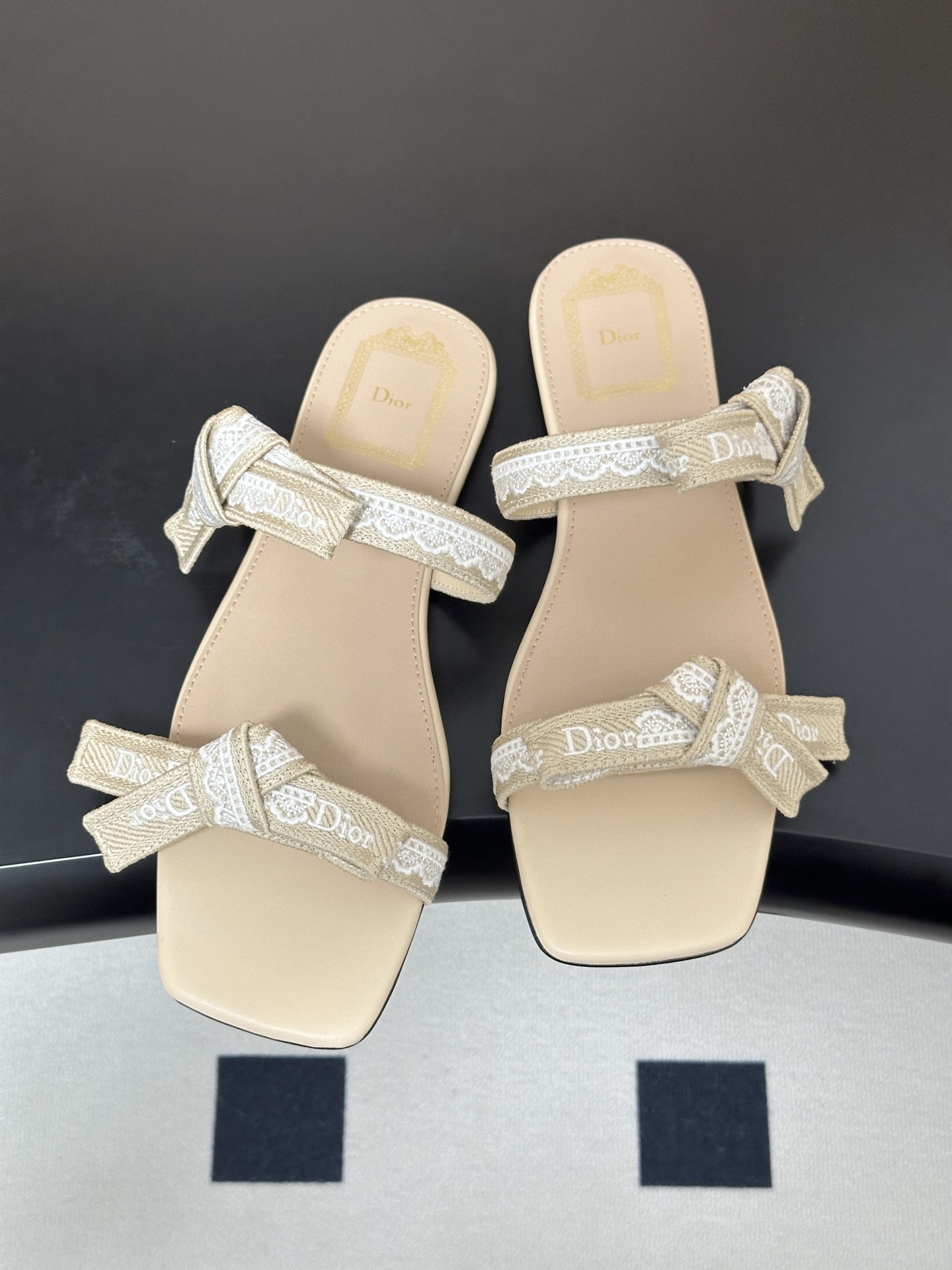 26ss春夏新款Dior 迪奥 J'Adior 饰带平底凉鞋 经典 CD字母刺绣织带蝴蝶结提花蕾丝花边两