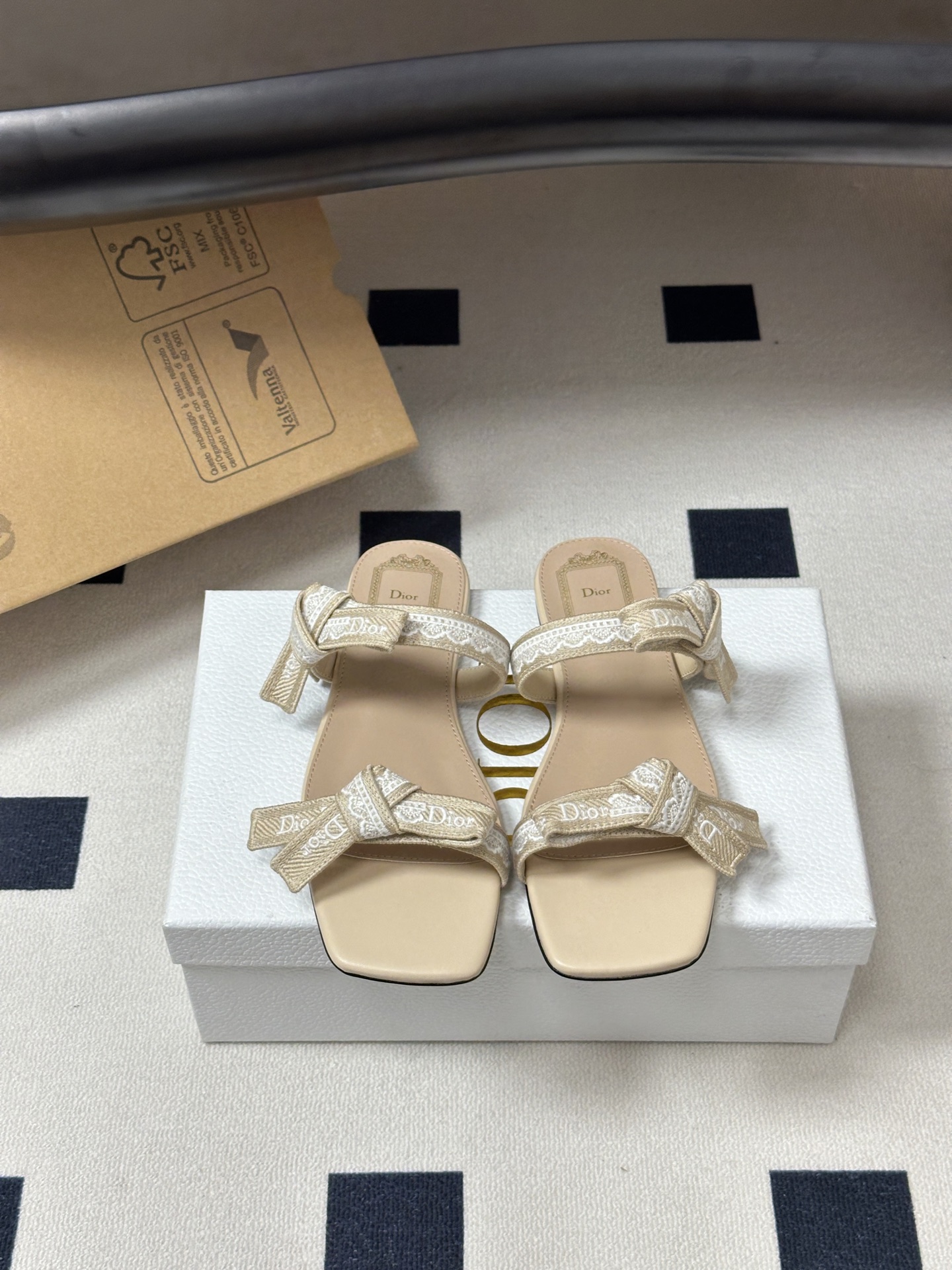 26ss春夏新款Dior 迪奥 J'Adior 饰带平底凉鞋 经典 CD字母刺绣织带蝴蝶结提花蕾丝花边两