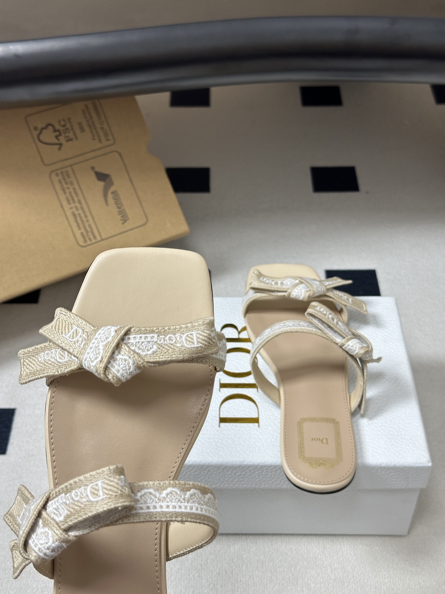 26ss春夏新款Dior 迪奥 J'Adior 饰带平底凉鞋 经典 CD字母刺绣织带蝴蝶结提花蕾丝花边两