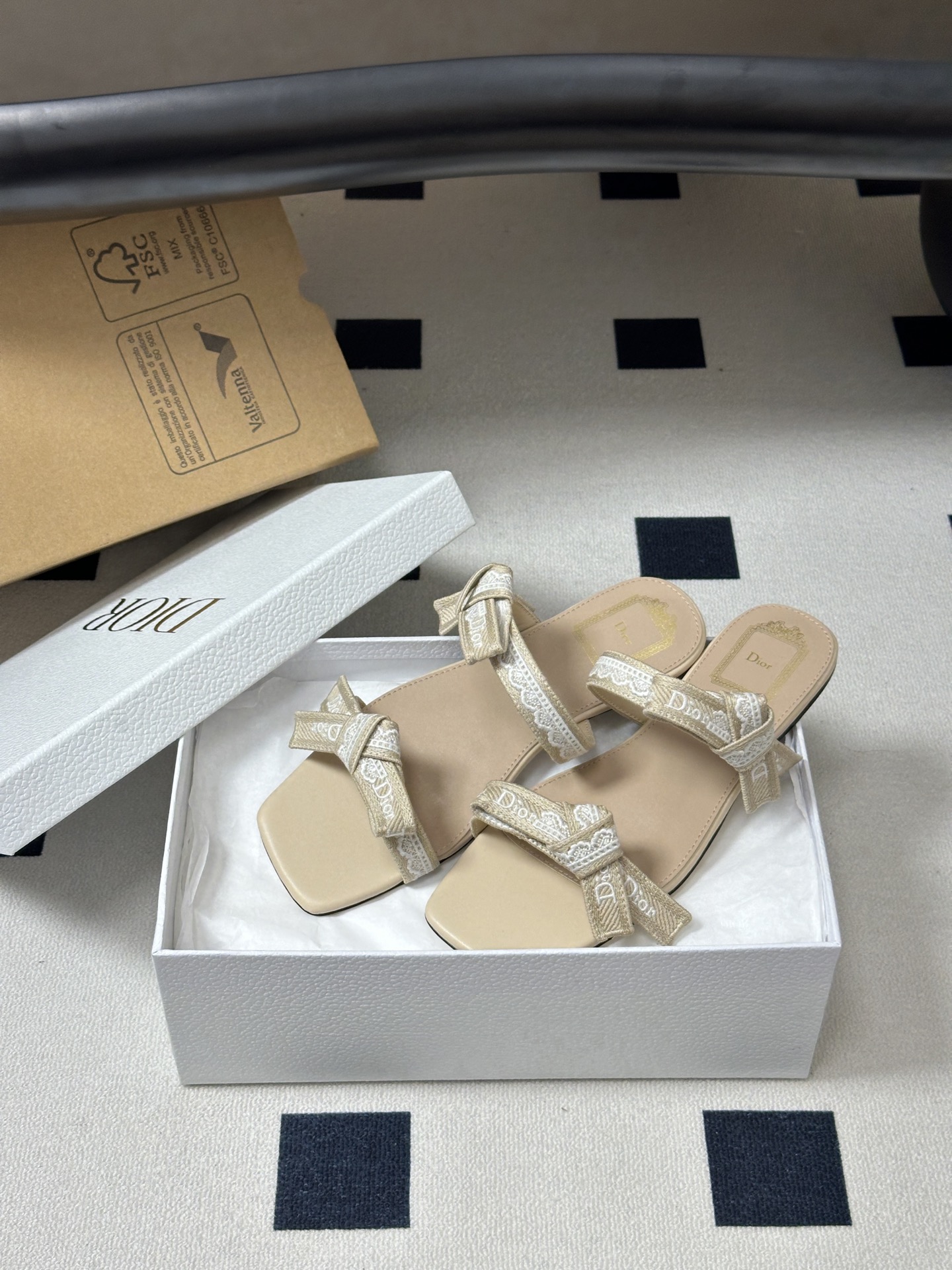 26ss春夏新款Dior 迪奥 J'Adior 饰带平底凉鞋 经典 CD字母刺绣织带蝴蝶结提花蕾丝花边两