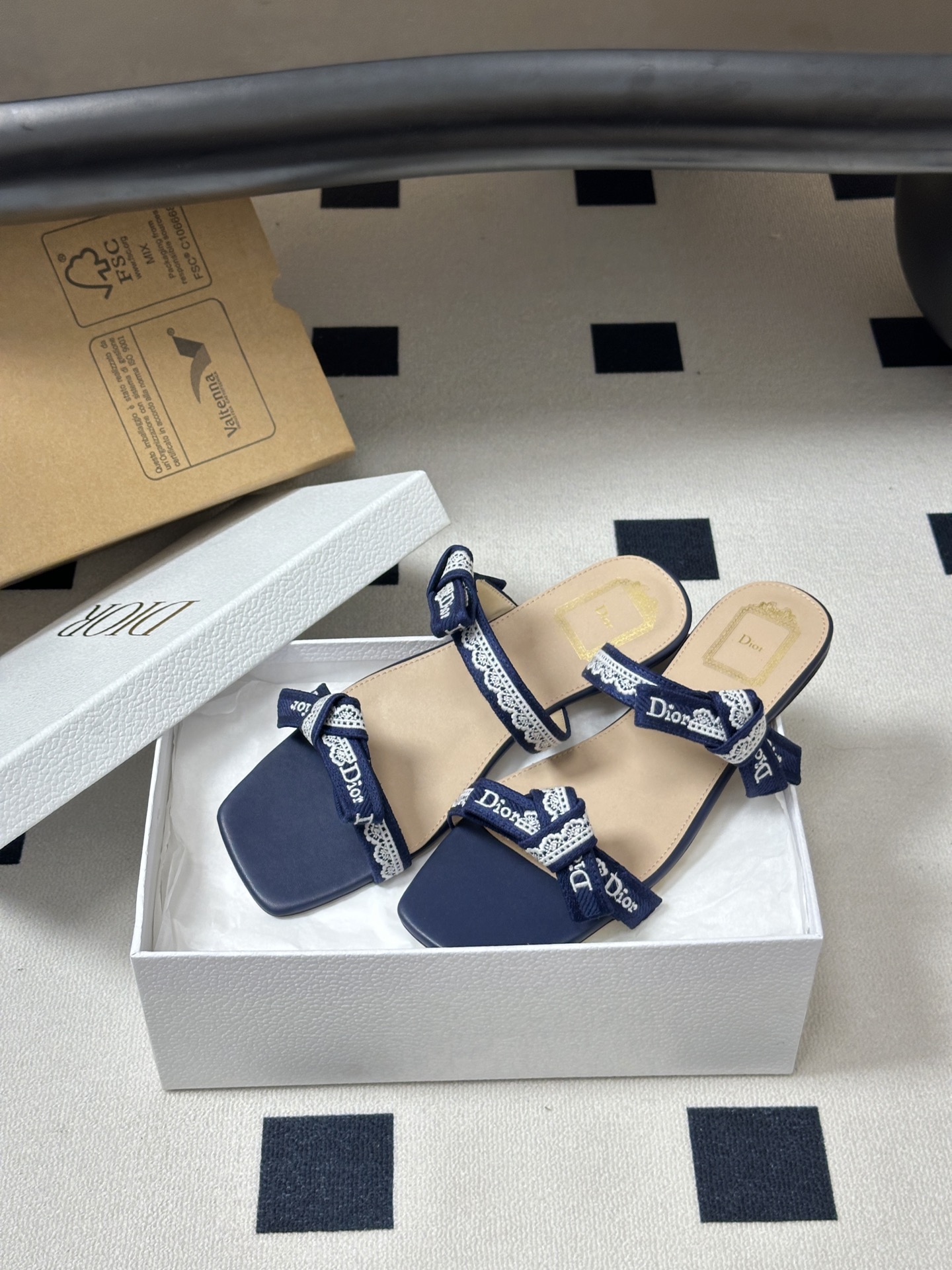 26ss春夏新款Dior 迪奥 J'Adior 饰带平底凉鞋 经典 CD字母刺绣织带蝴蝶结提花蕾丝花边两