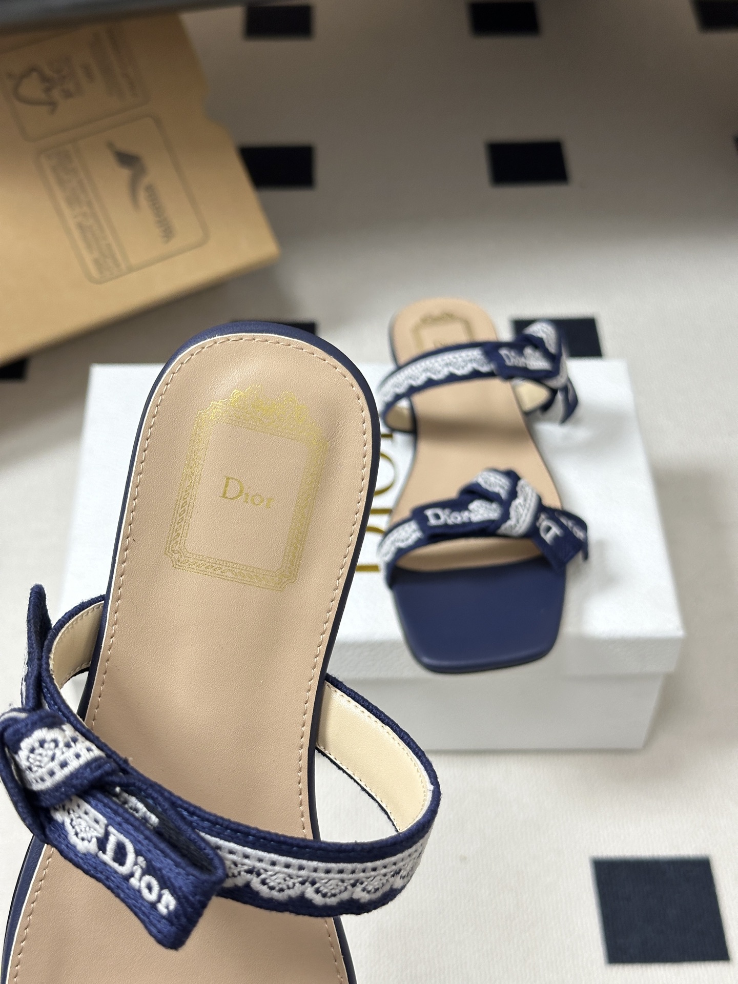 26ss春夏新款Dior 迪奥 J'Adior 饰带平底凉鞋 经典 CD字母刺绣织带蝴蝶结提花蕾丝花边两