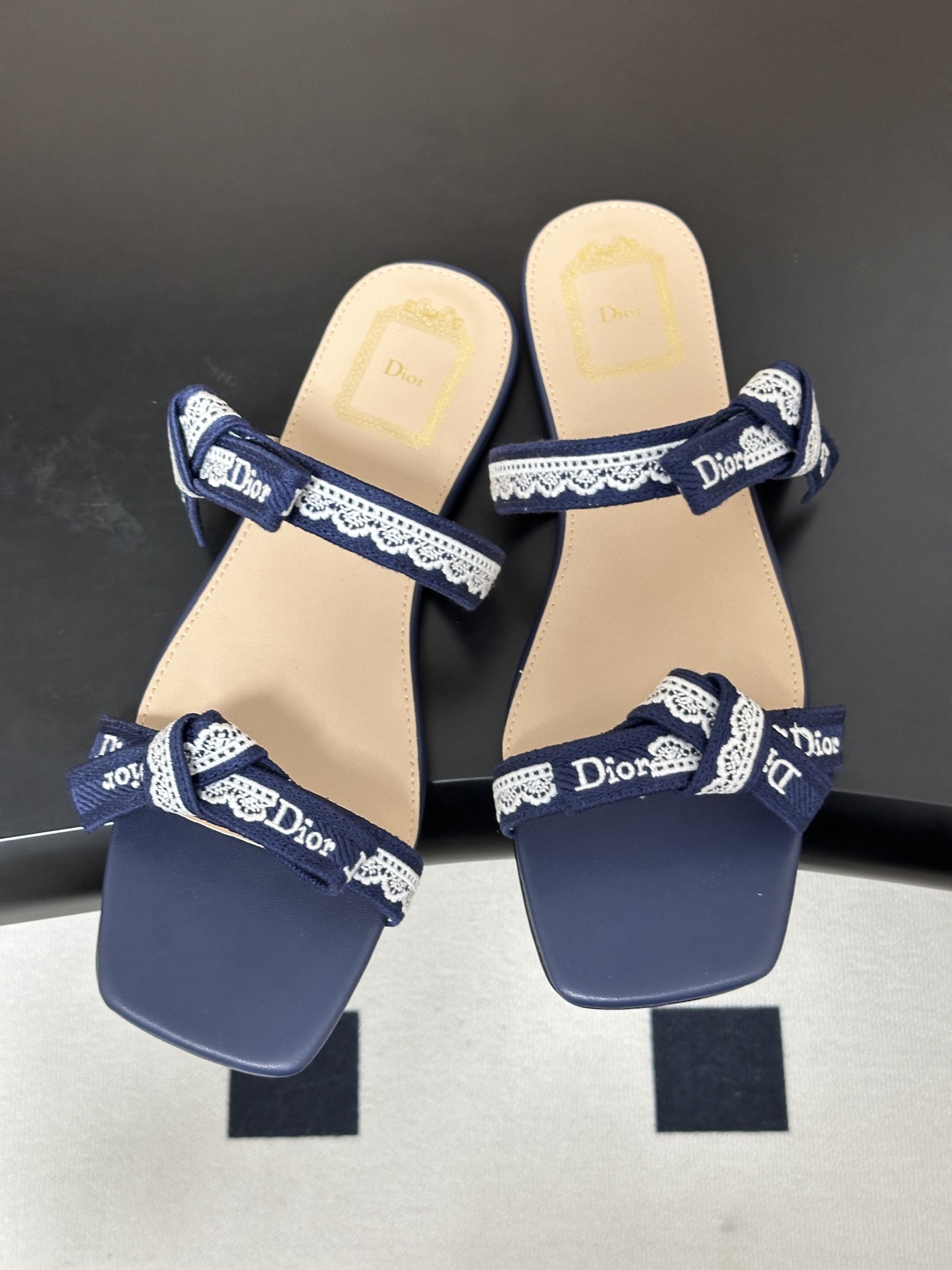 26ss春夏新款Dior 迪奥 J'Adior 饰带平底凉鞋 经典 CD字母刺绣织带蝴蝶结提花蕾丝花边两