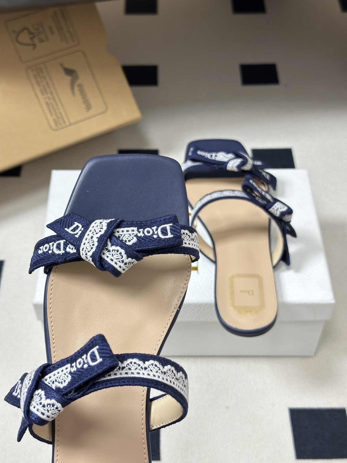 26ss春夏新款Dior 迪奥 J'Adior 饰带平底凉鞋 经典 CD字母刺绣织带蝴蝶结提花蕾丝花边两