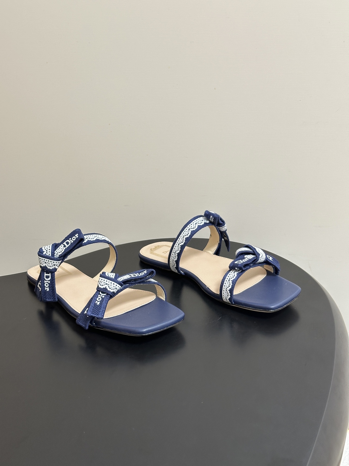 26ss春夏新款Dior 迪奥 J'Adior 饰带平底凉鞋 经典 CD字母刺绣织带蝴蝶结提花蕾丝花边两