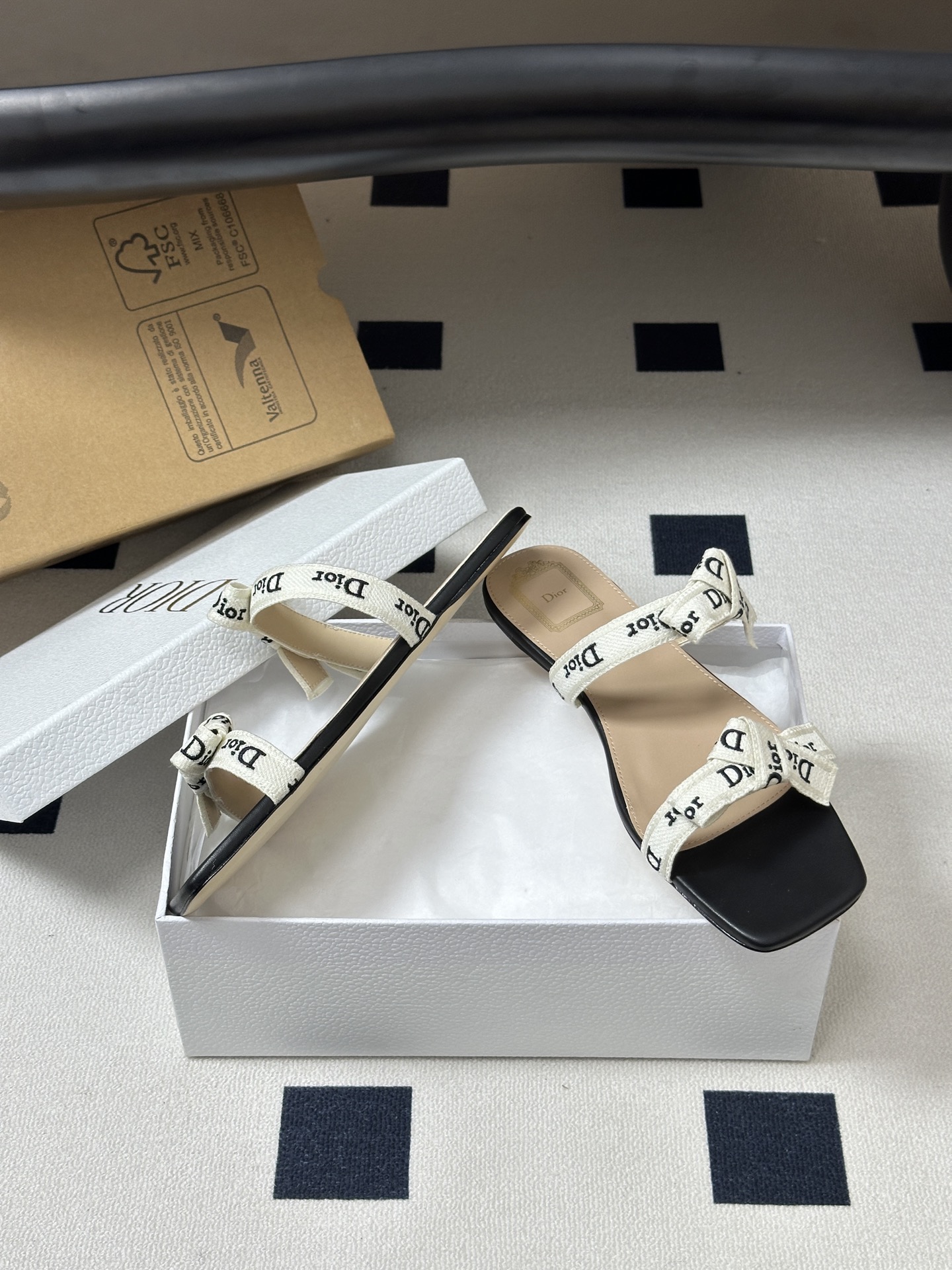 26ss春夏新款Dior 迪奥 J'Adior 饰带平底凉鞋 经典 CD字母刺绣织带蝴蝶结提花蕾丝花边两
