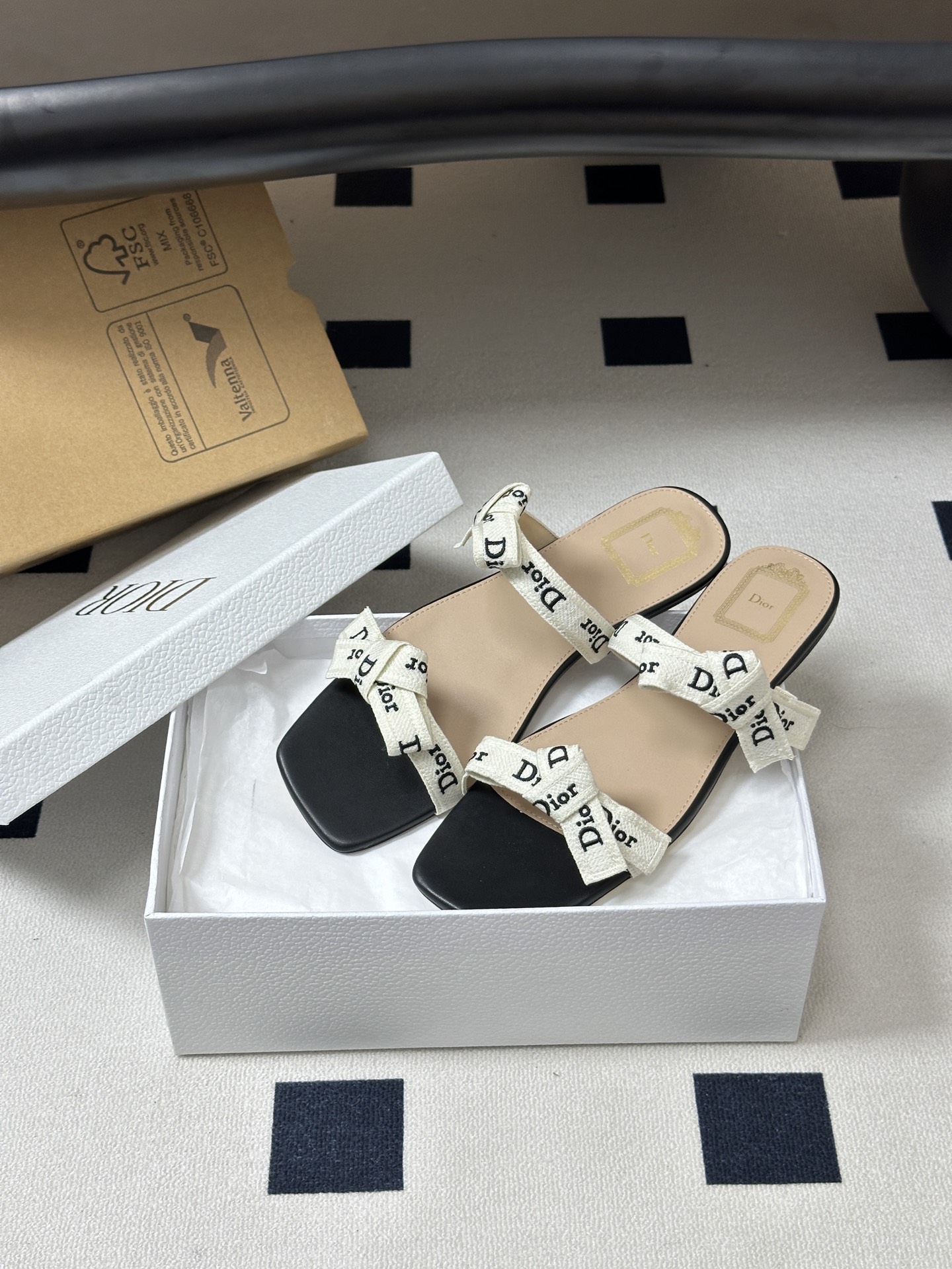 26ss春夏新款Dior 迪奥 J'Adior 饰带平底凉鞋 经典 CD字母刺绣织带蝴蝶结提花蕾丝花边两