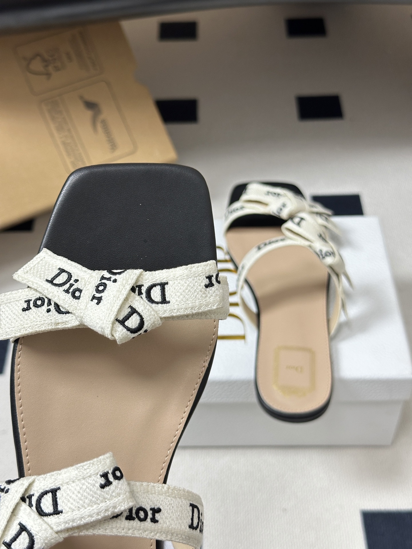 26ss春夏新款Dior 迪奥 J'Adior 饰带平底凉鞋 经典 CD字母刺绣织带蝴蝶结提花蕾丝花边两