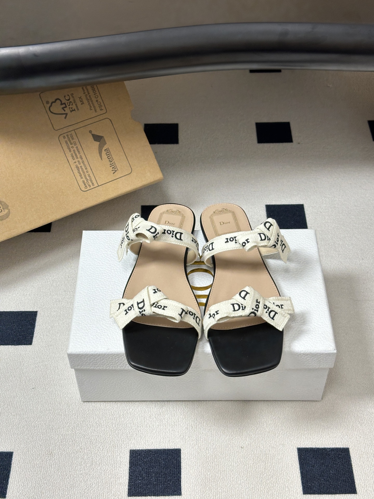 26ss春夏新款Dior 迪奥 J'Adior 饰带平底凉鞋 经典 CD字母刺绣织带蝴蝶结提花蕾丝花边两