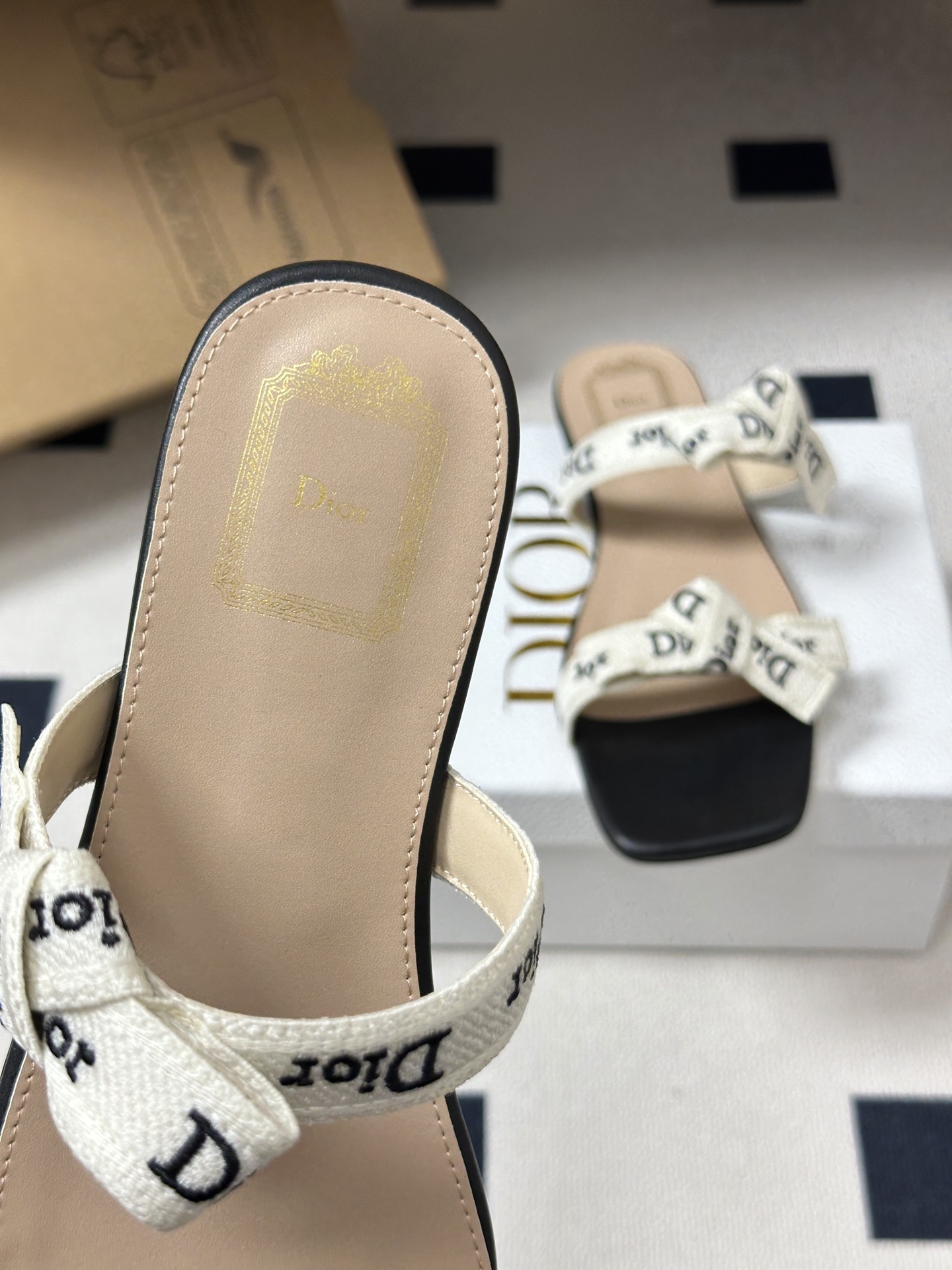 26ss春夏新款Dior 迪奥 J'Adior 饰带平底凉鞋 经典 CD字母刺绣织带蝴蝶结提花蕾丝花边两