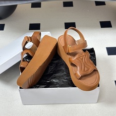 26Fw 春夏新款CELINE 赛琳 思琳经典凯旋门厚底凉鞋魔术贴坡跟凉鞋自带高级松弛感的魔术贴凉鞋,是 26Fw 春夏新款CELINE 赛琳 思琳经典凯旋门厚底凉鞋魔术贴坡跟凉鞋自带高级松弛感的魔术贴凉鞋,是
