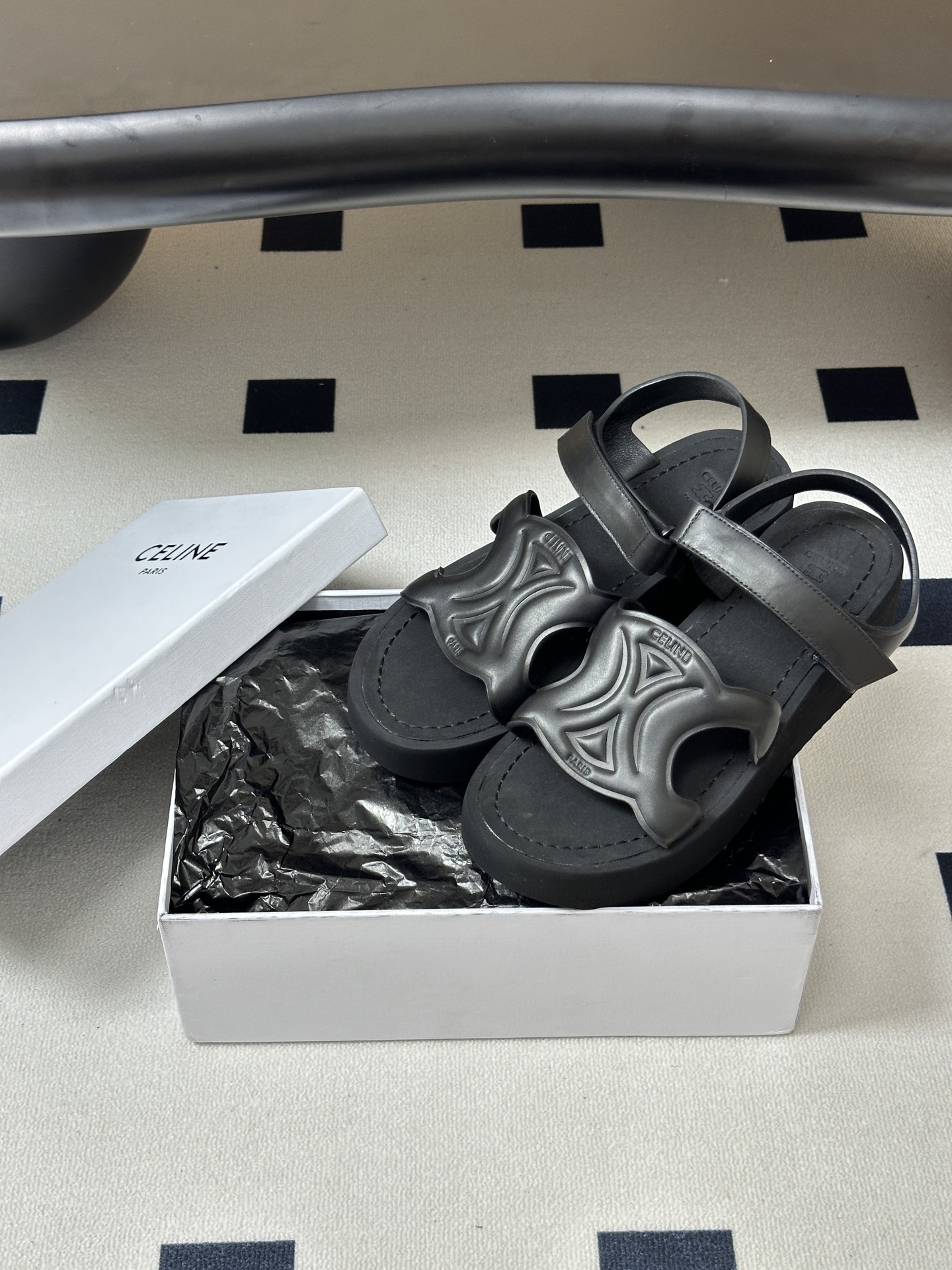 26Fw 春夏新款CELINE 赛琳 思琳经典凯旋门厚底凉鞋魔术贴坡跟凉鞋自带高级松弛感的魔术贴凉鞋,是 26Fw 春夏新款CELINE 赛琳 思琳经典凯旋门厚底凉鞋魔术贴坡跟凉鞋自带高级松弛感的魔术贴凉鞋,是